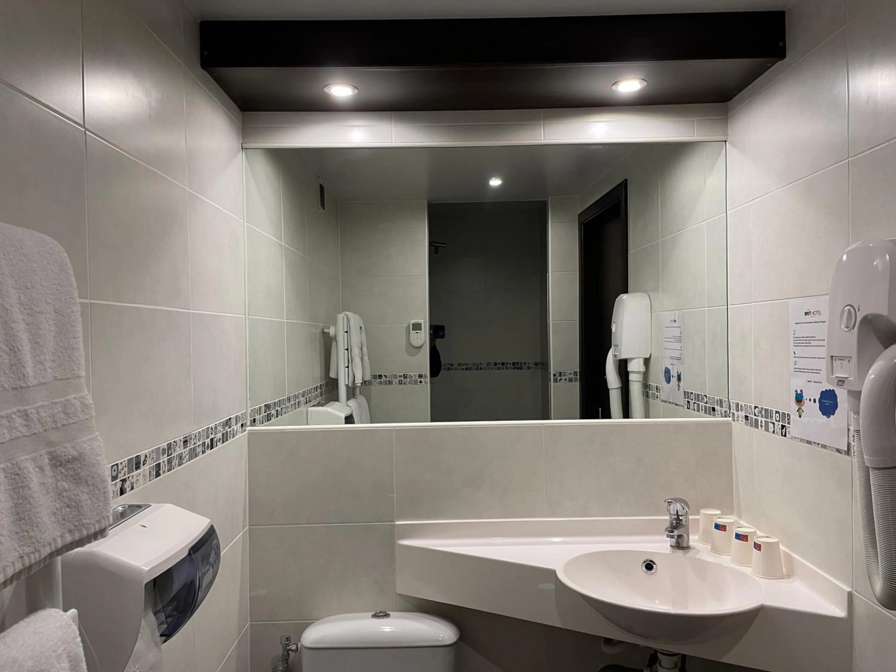 Bathroom in Brit Hotel St-Quentin/Nord