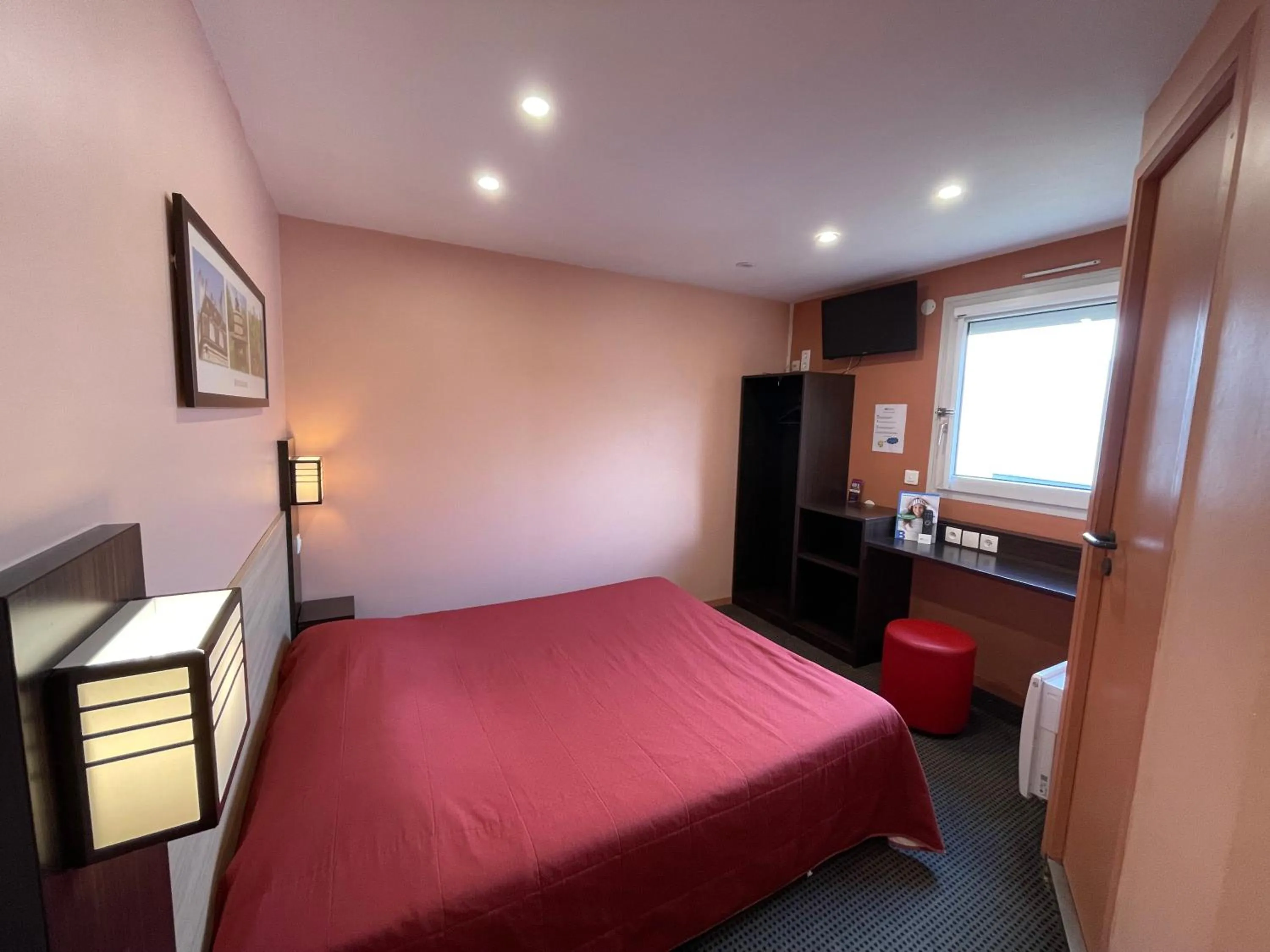 Bedroom, Bed in Brit Hotel St-Quentin/Nord