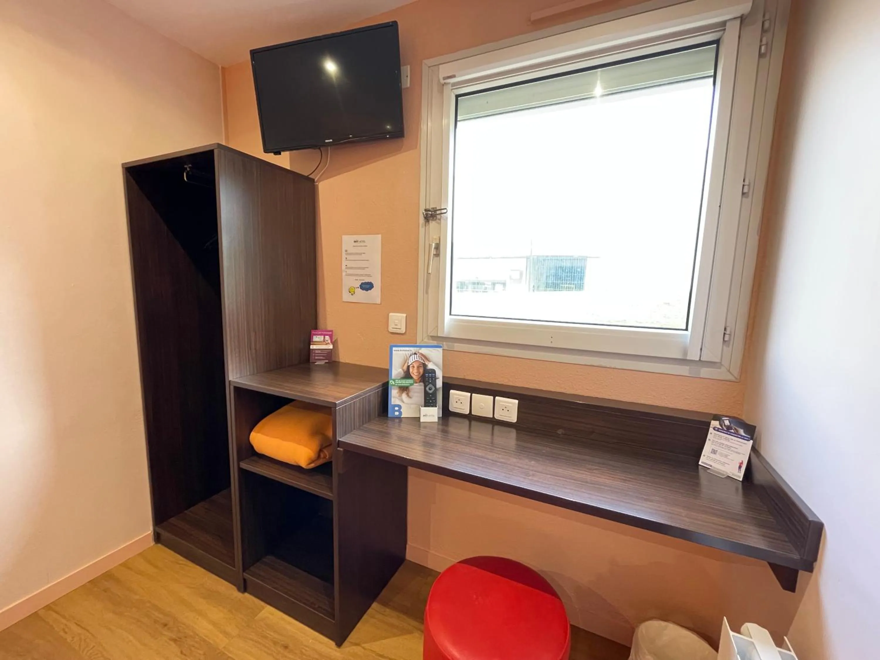 Bedroom in Brit Hotel St-Quentin/Nord