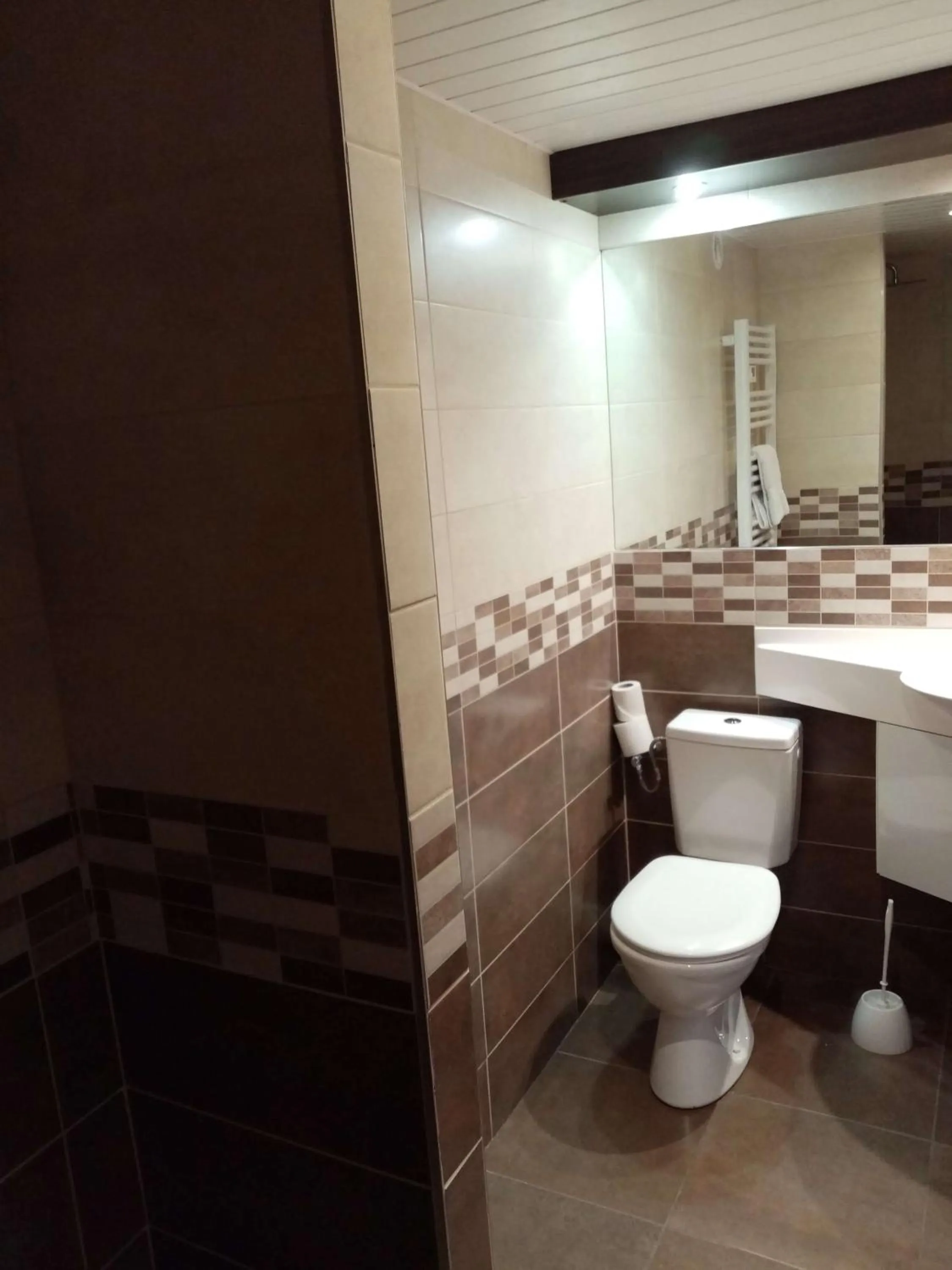 Bathroom in Brit Hotel St-Quentin/Nord