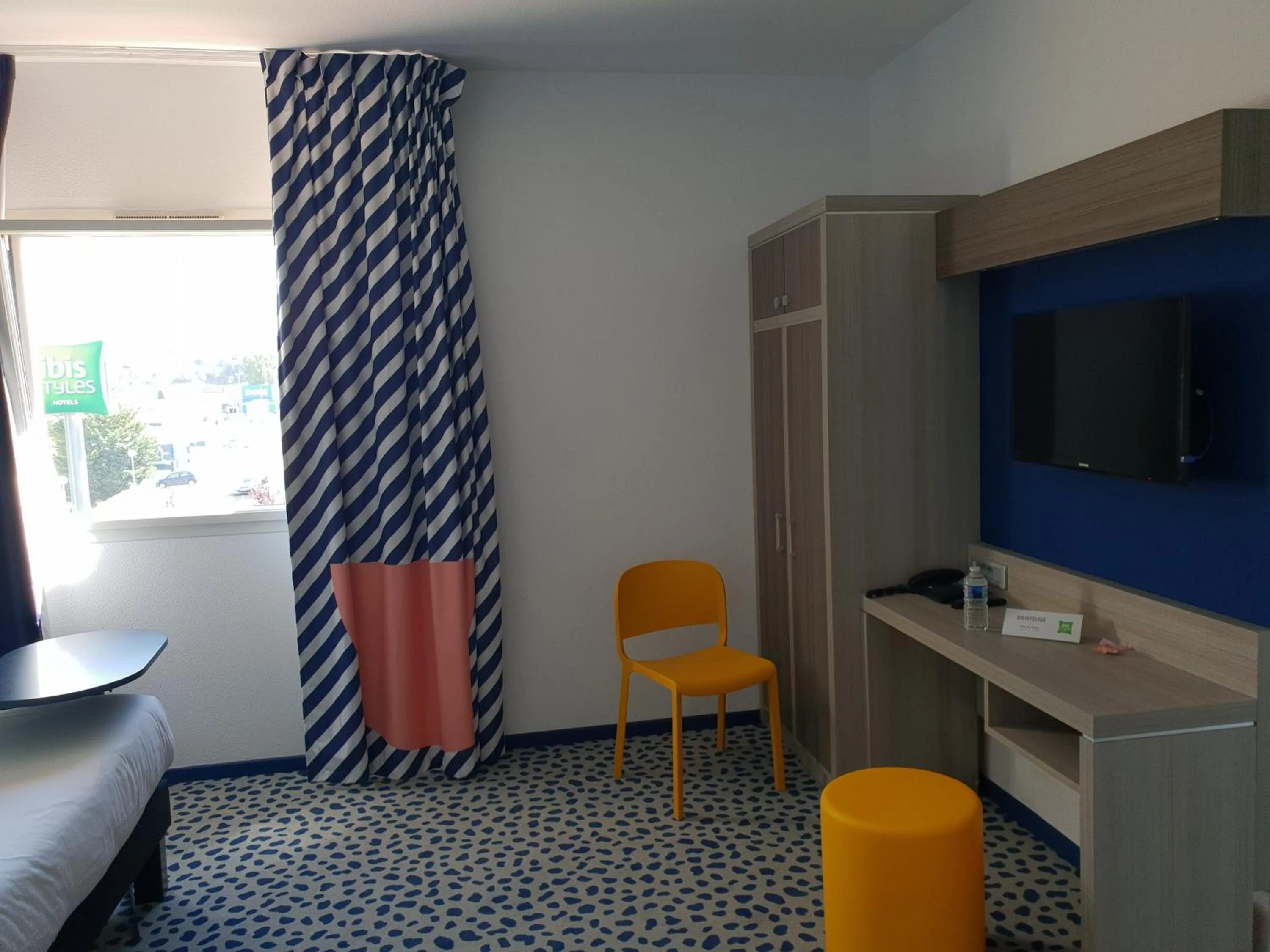 Photo of the whole room in ibis Styles Marseille Plan de Campagne