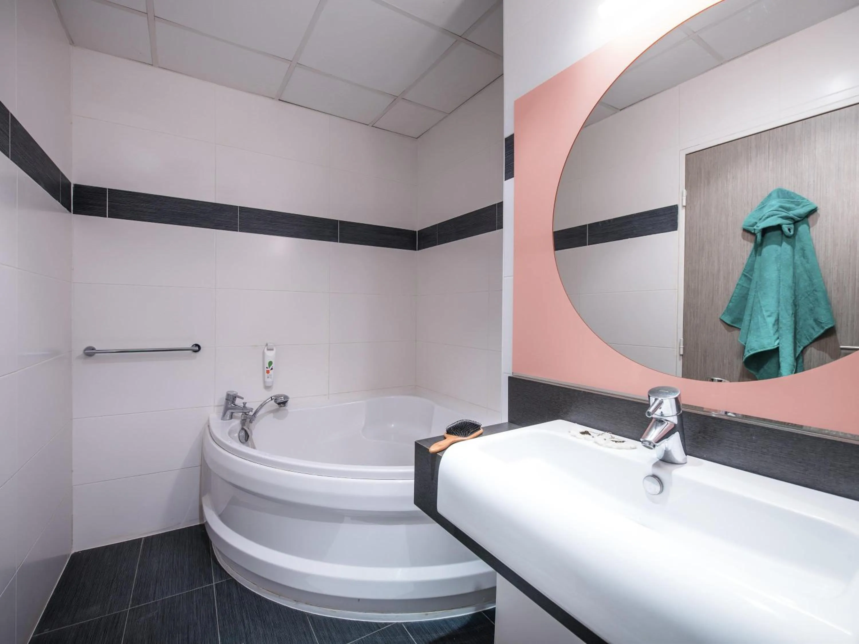 Bedroom in ibis Styles Marseille Plan de Campagne