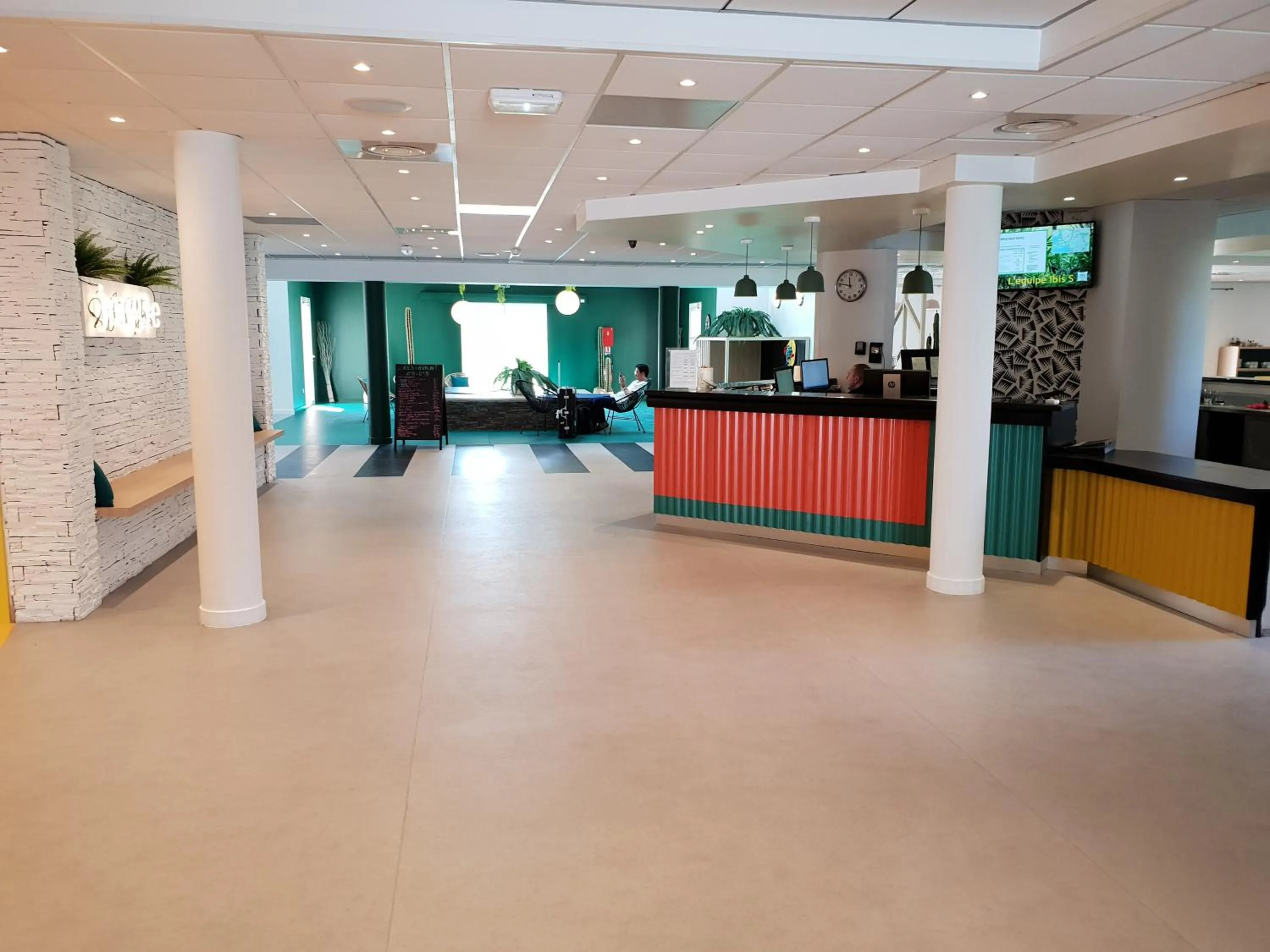 Lobby or reception in ibis Styles Marseille Plan de Campagne