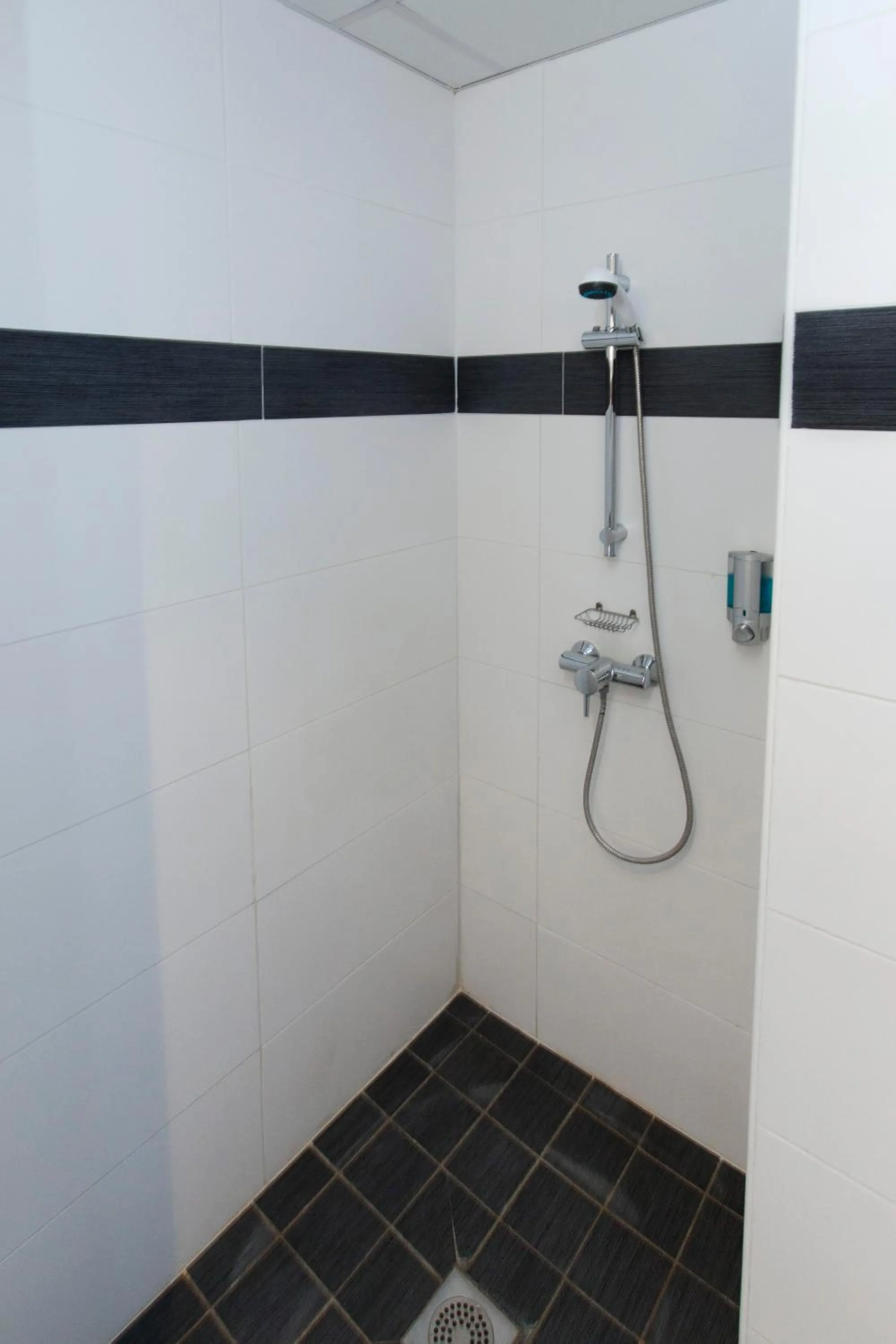 Bathroom in ibis Styles Marseille Plan de Campagne