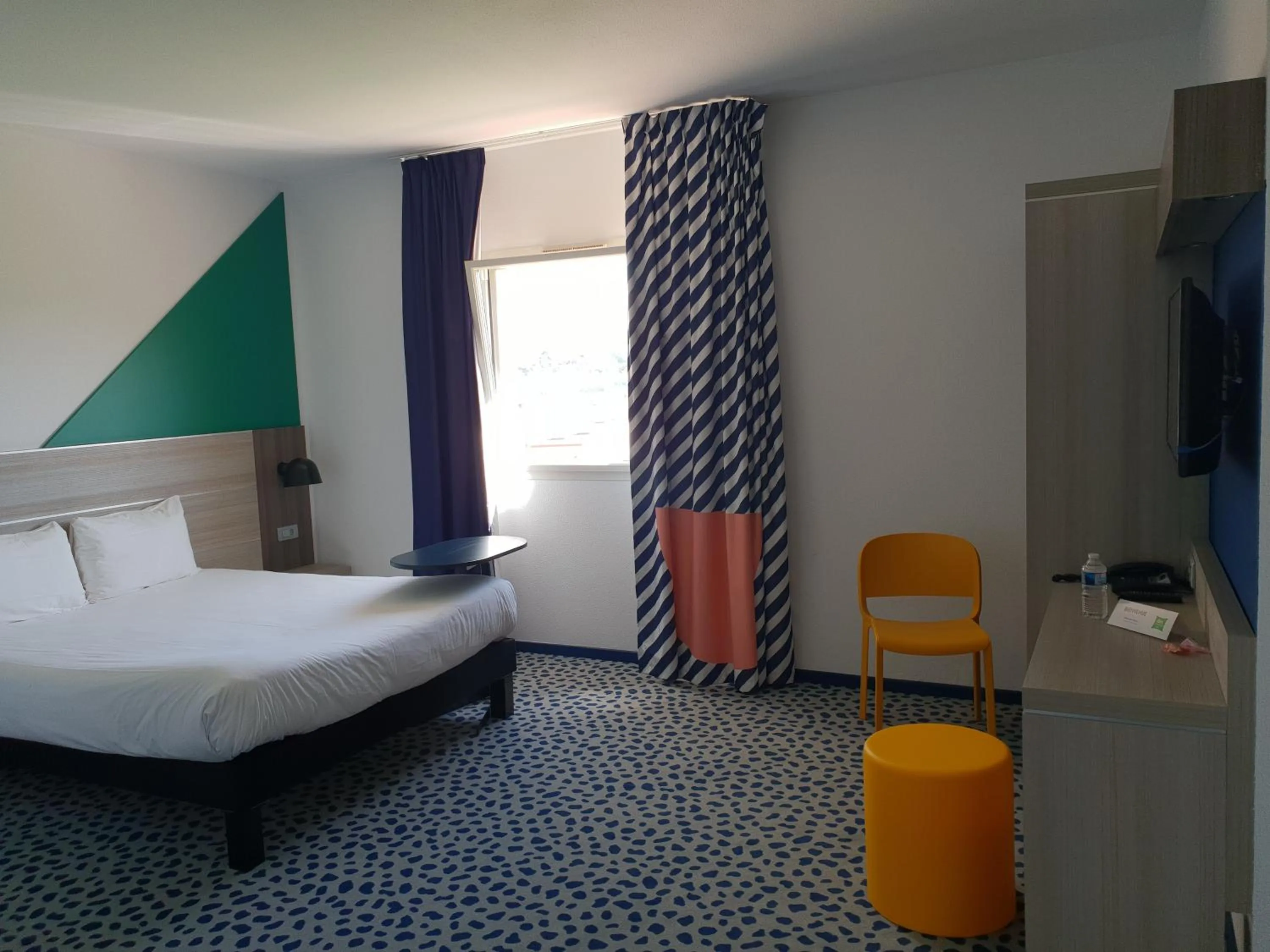 Photo of the whole room, Bed in ibis Styles Marseille Plan de Campagne