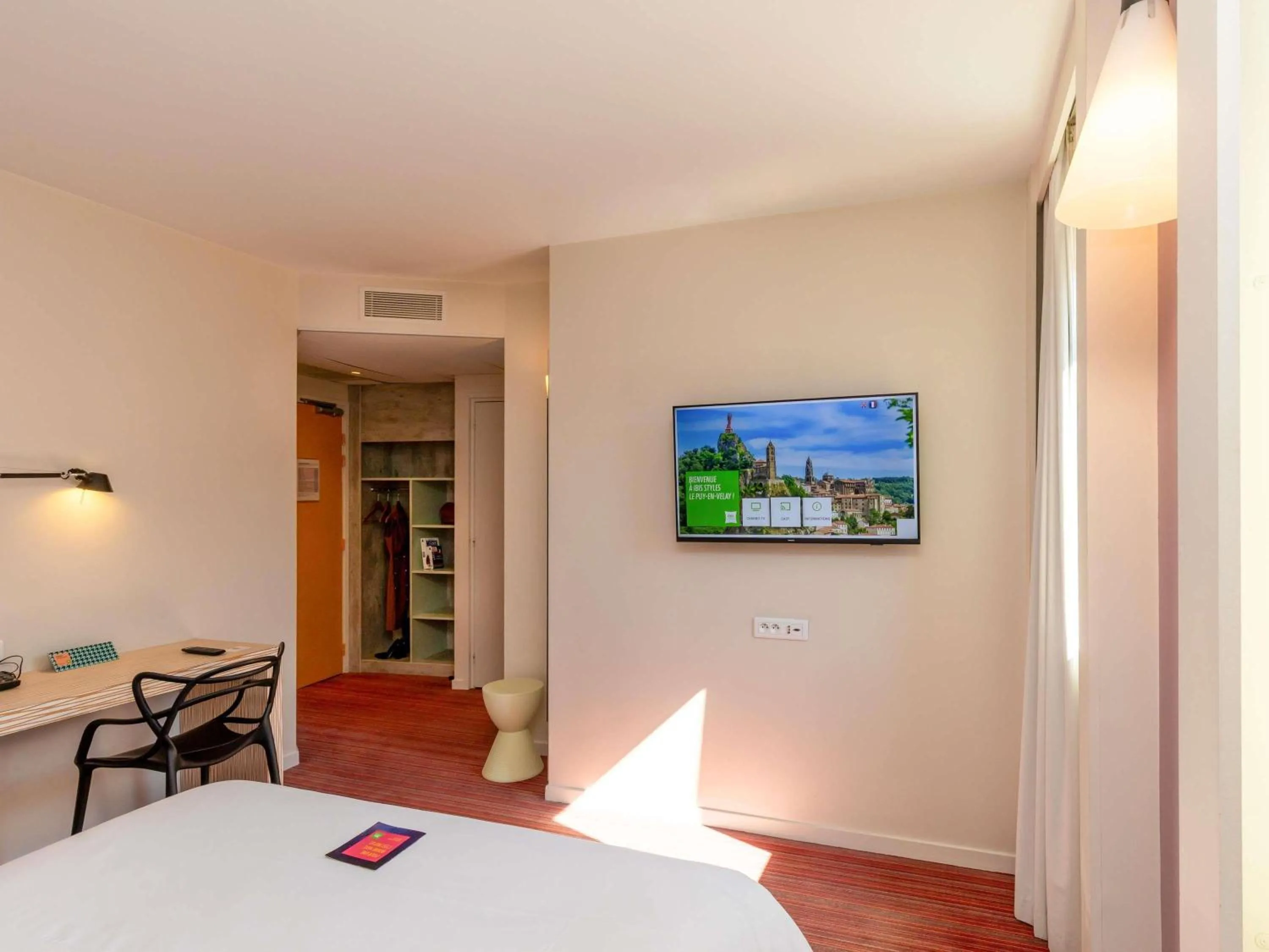 Bedroom, Bed in ibis Styles Le Puy en Velay