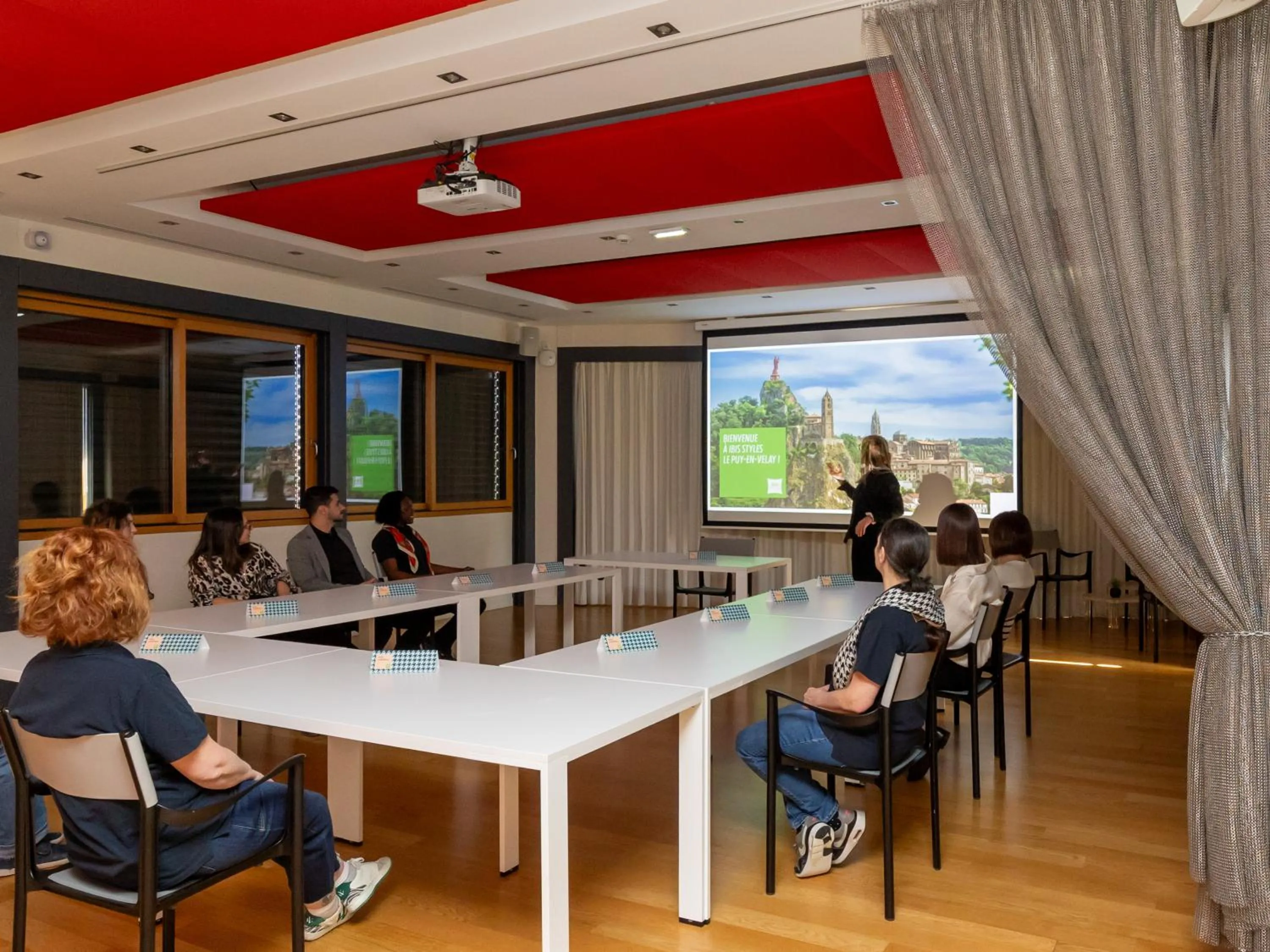 Seating area in ibis Styles Le Puy en Velay