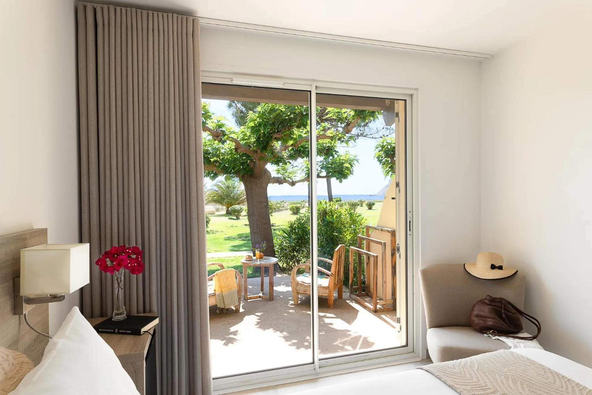 Bedroom, Bed in Hôtel-Restaurant Marina Di Lava - Grand Ajaccio