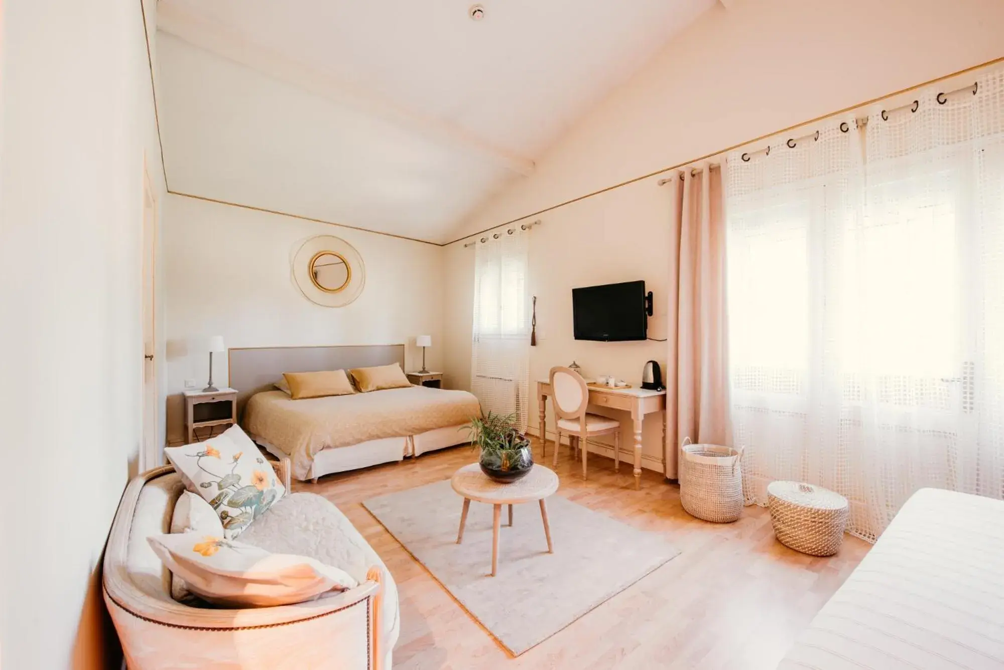 King Room with Pool View (Annex) in Château Meyre King Room with Pool View (Annex) in Château Meyre