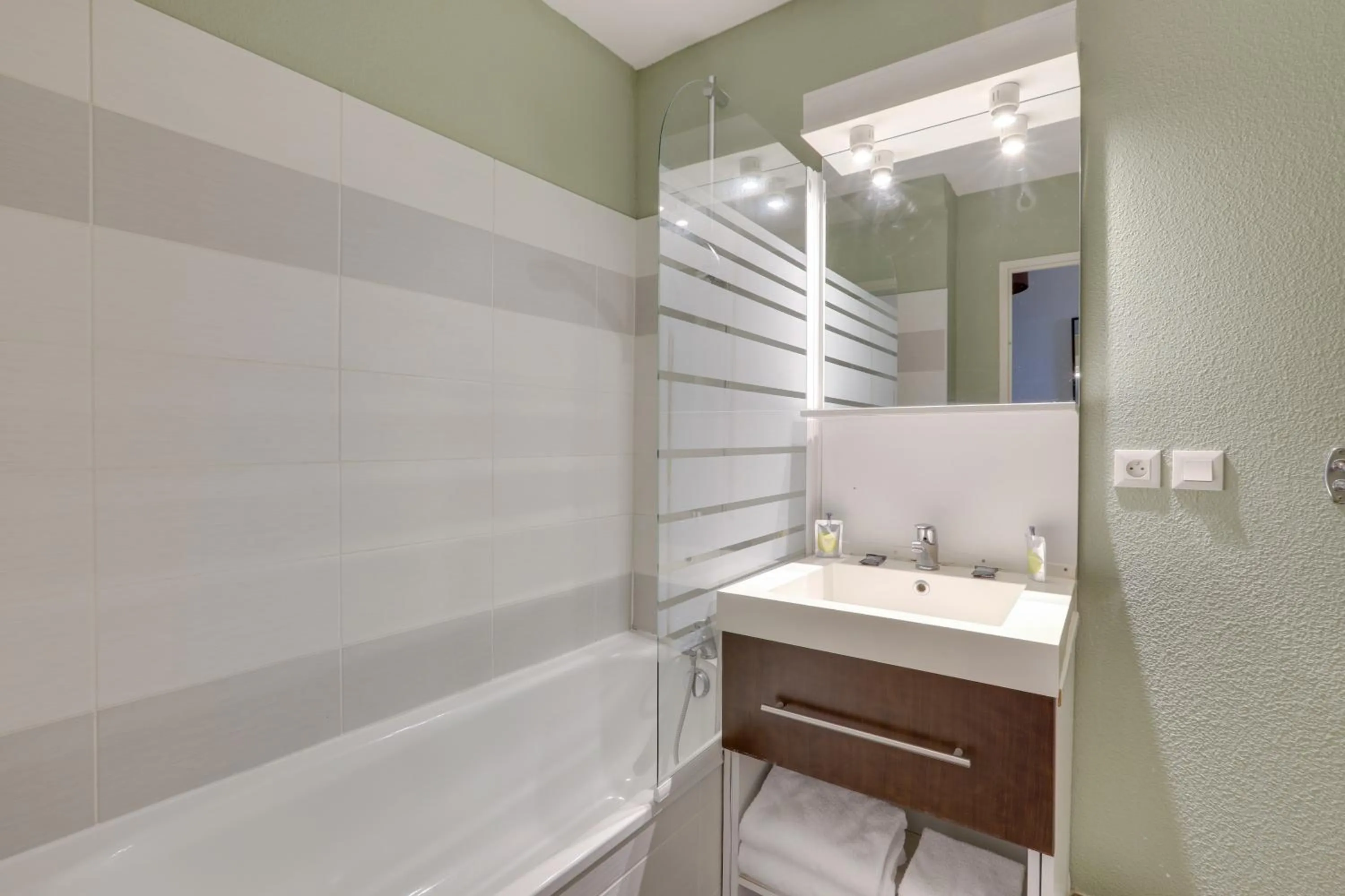 Bathroom in All Suites Appart Hôtel - Bordeaux Lac