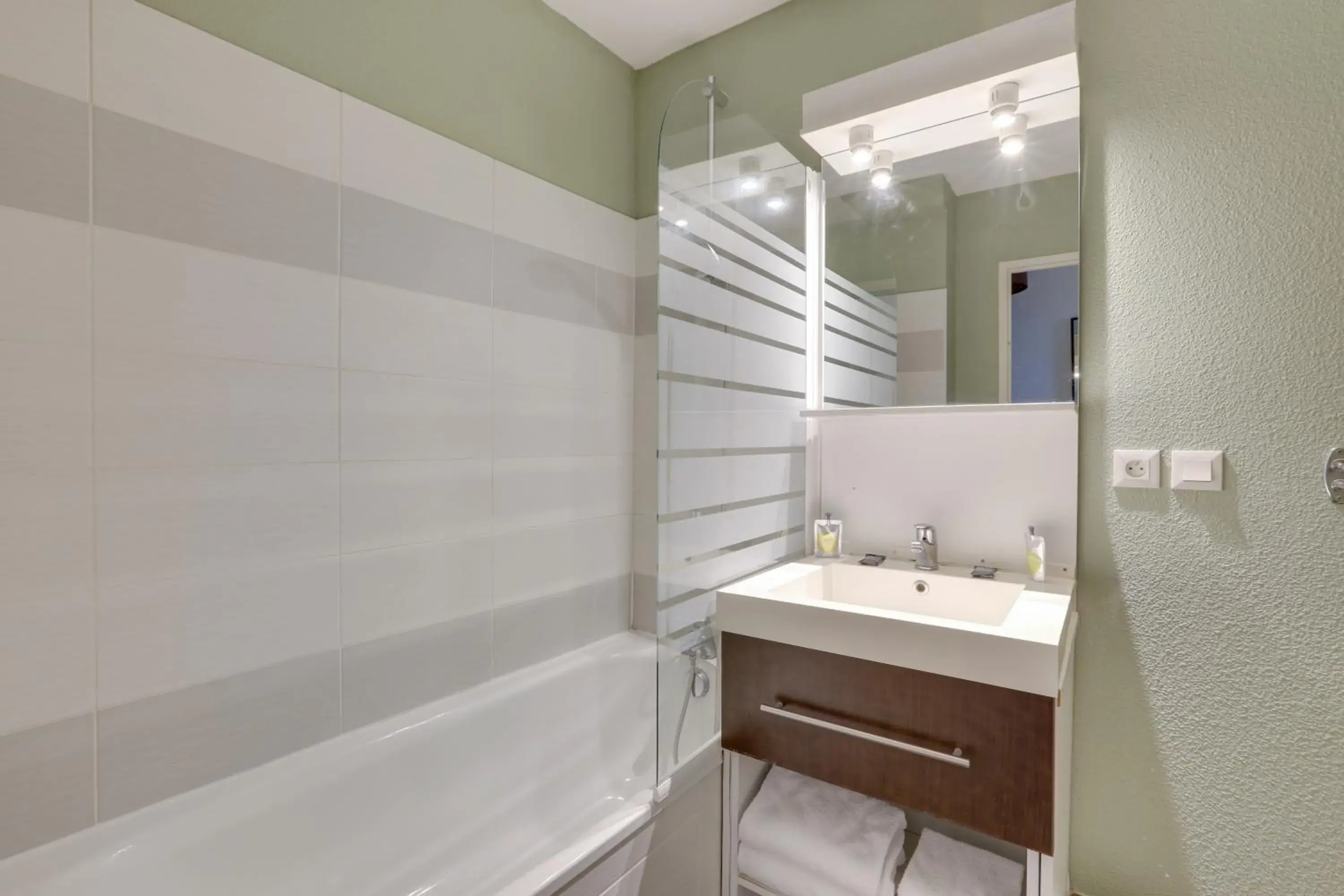 Apartment (Sofa Bed and 2 Single Beds) in All Suites Appart Hôtel - Bordeaux Lac Apartment (Sofa Bed and 2 Single Beds) in All Suites Appart Hôtel - Bordeaux Lac