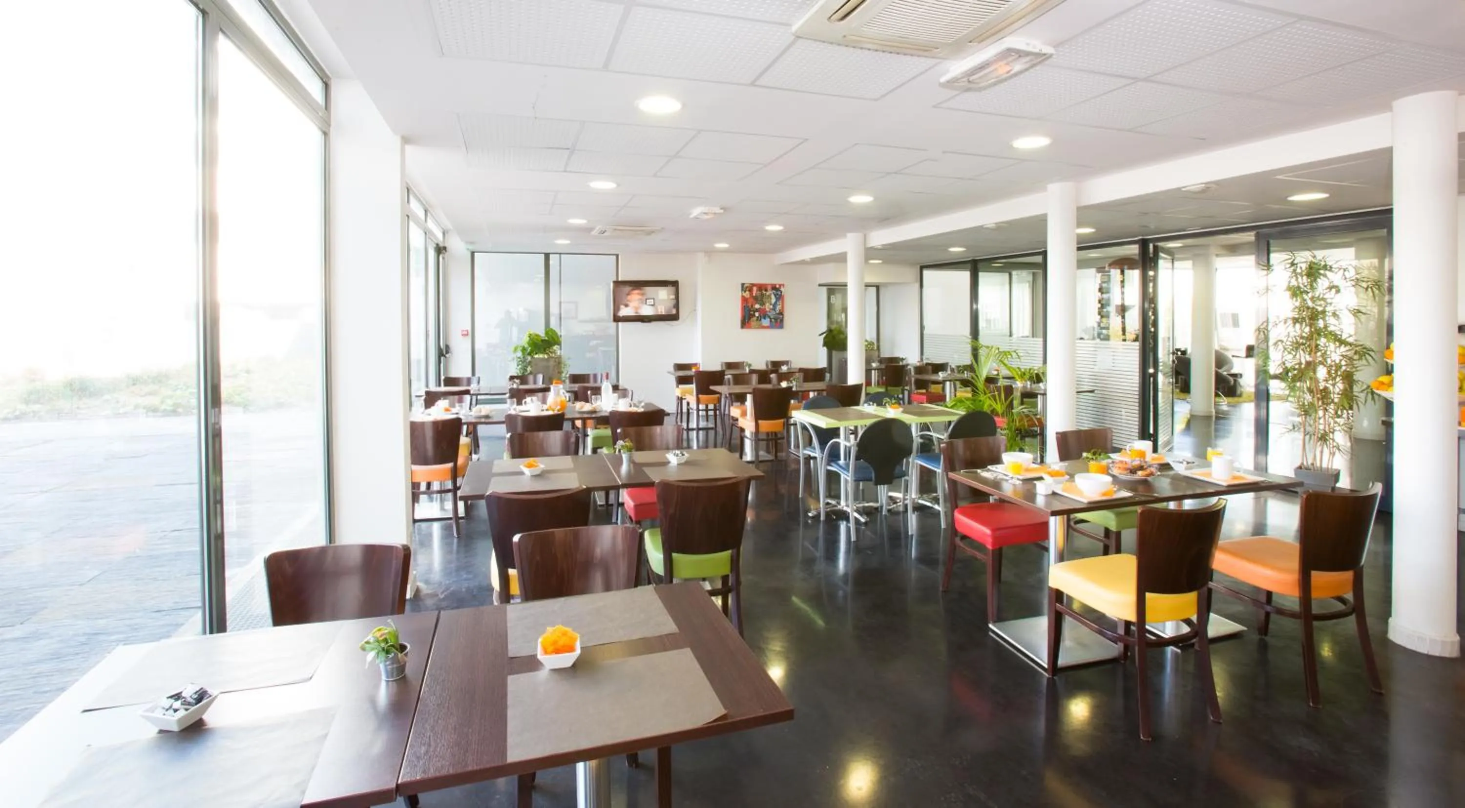 Restaurant/places to eat in All Suites Appart Hôtel - Bordeaux Lac