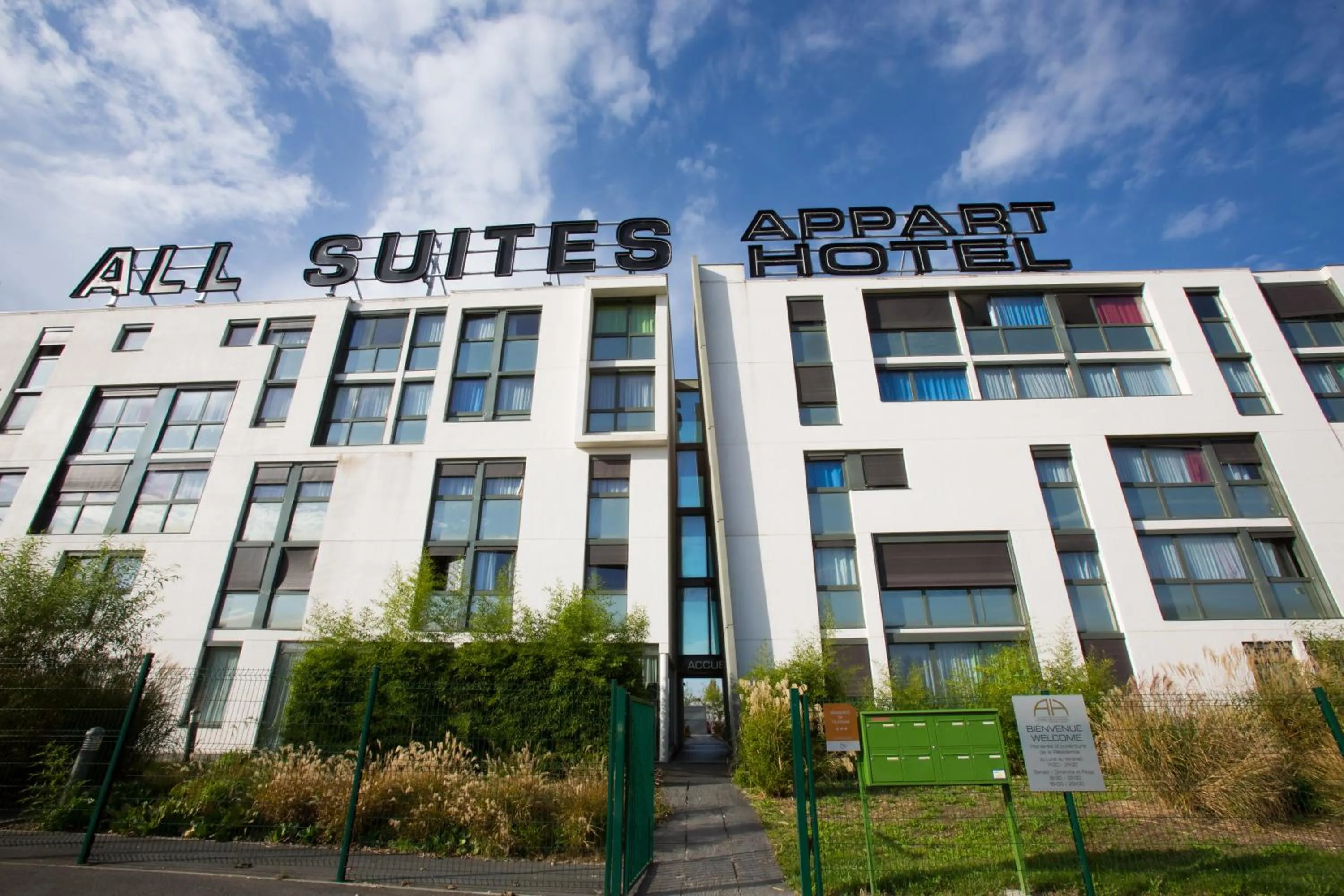 Facade/entrance in All Suites Appart Hôtel - Bordeaux Lac