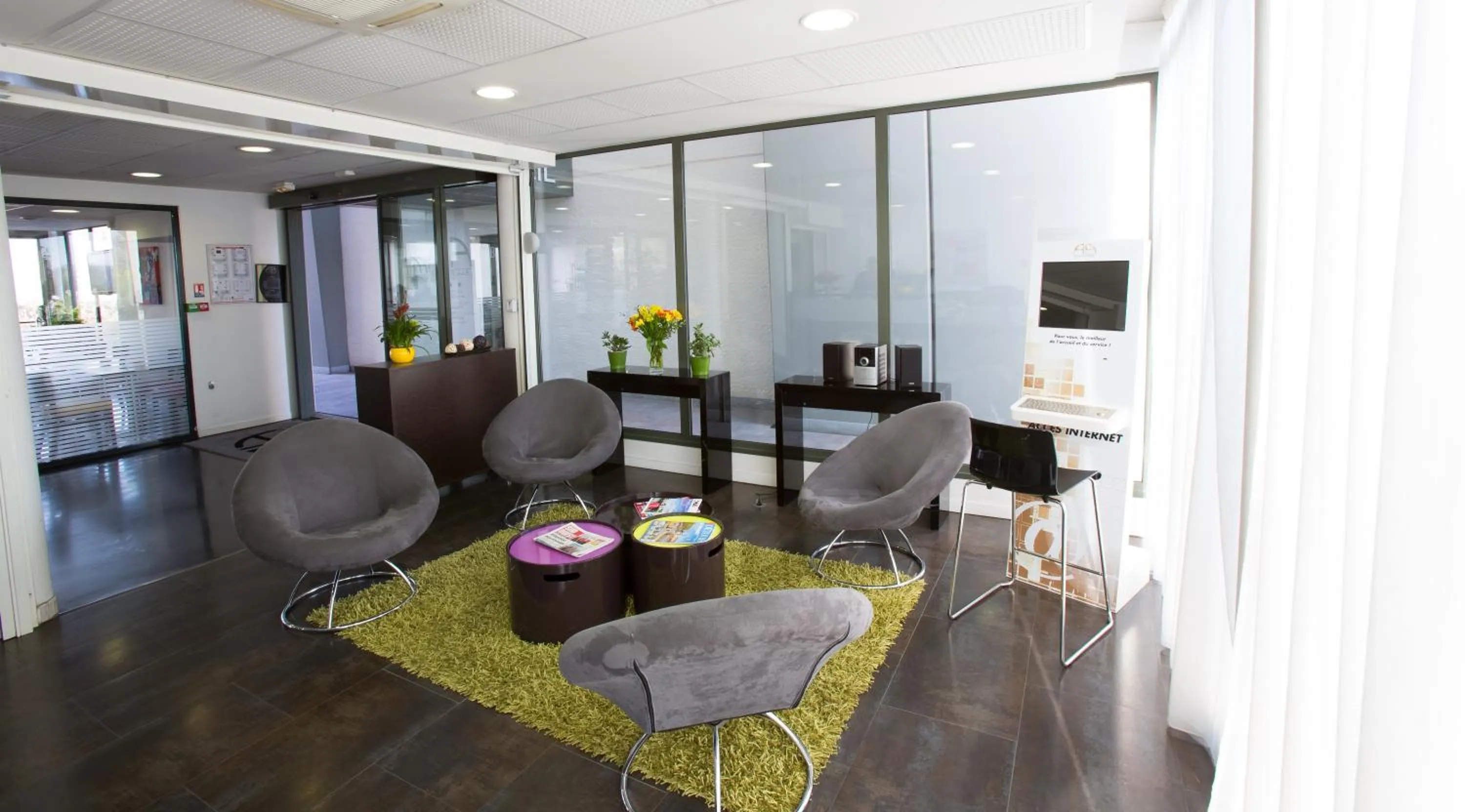 Lobby or reception in All Suites Appart Hôtel - Bordeaux Lac