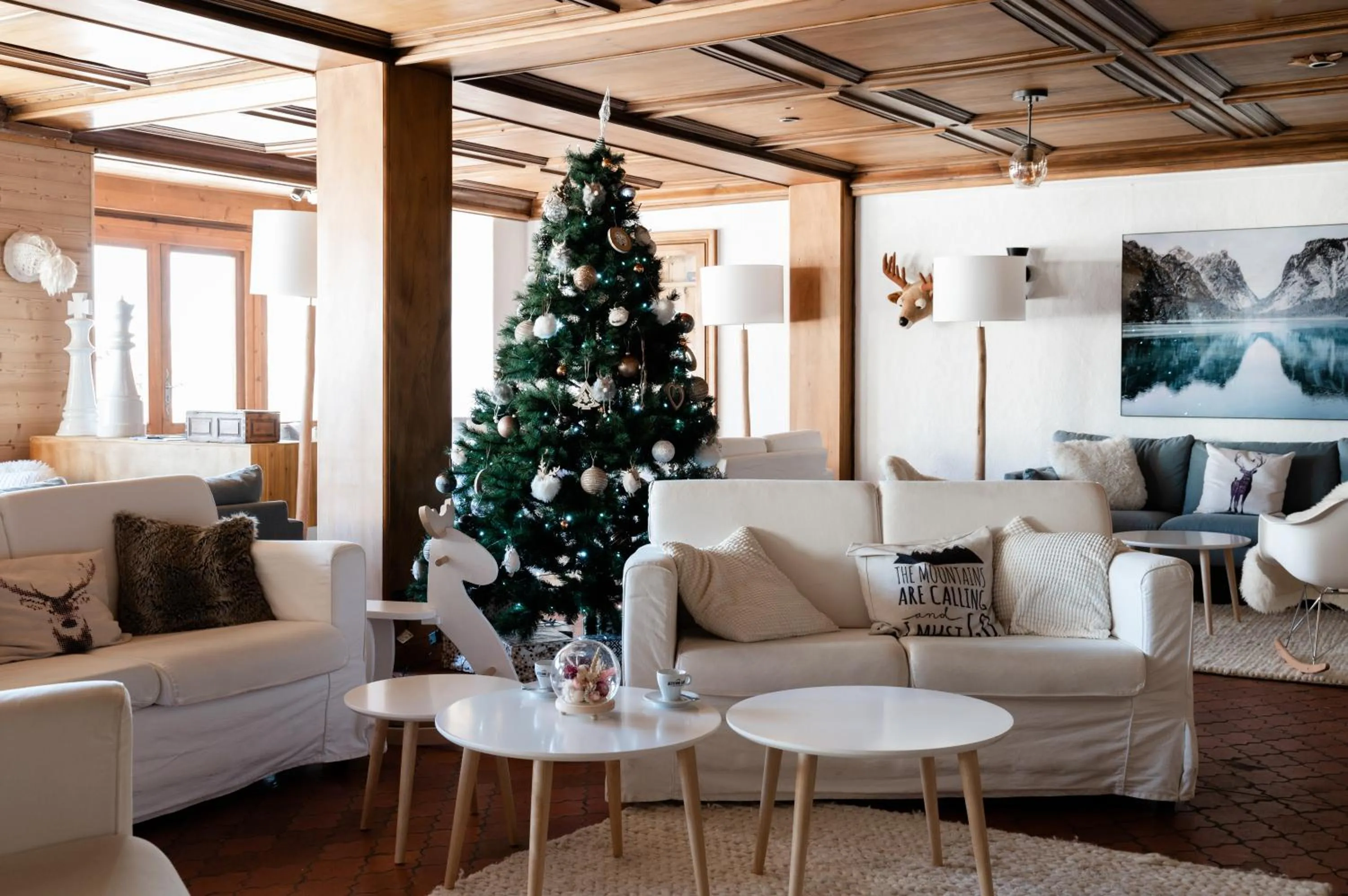 Lounge or bar in Hôtel Les Roches Fleuries