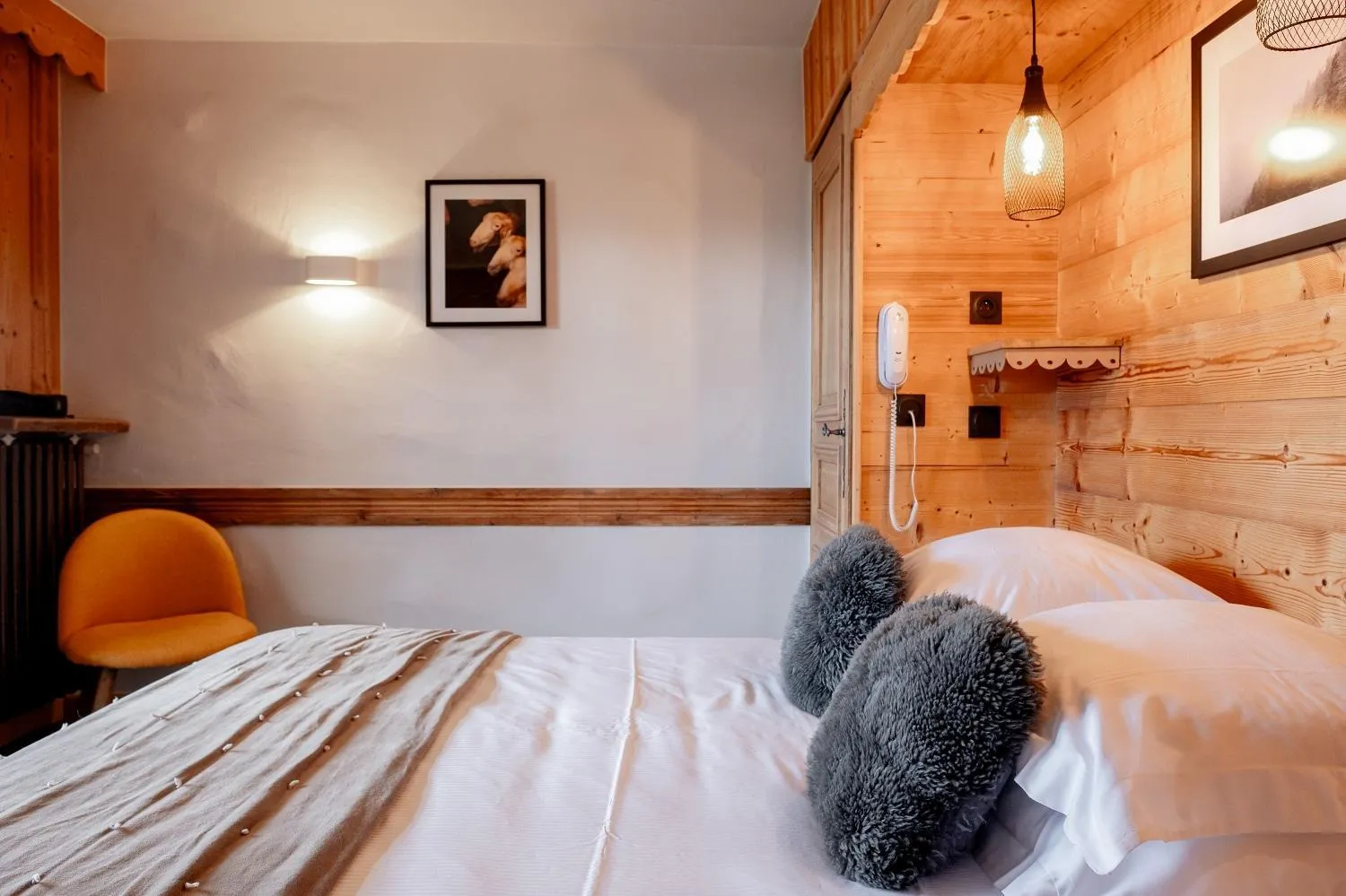 Bedroom, Bed in Hôtel Les Roches Fleuries