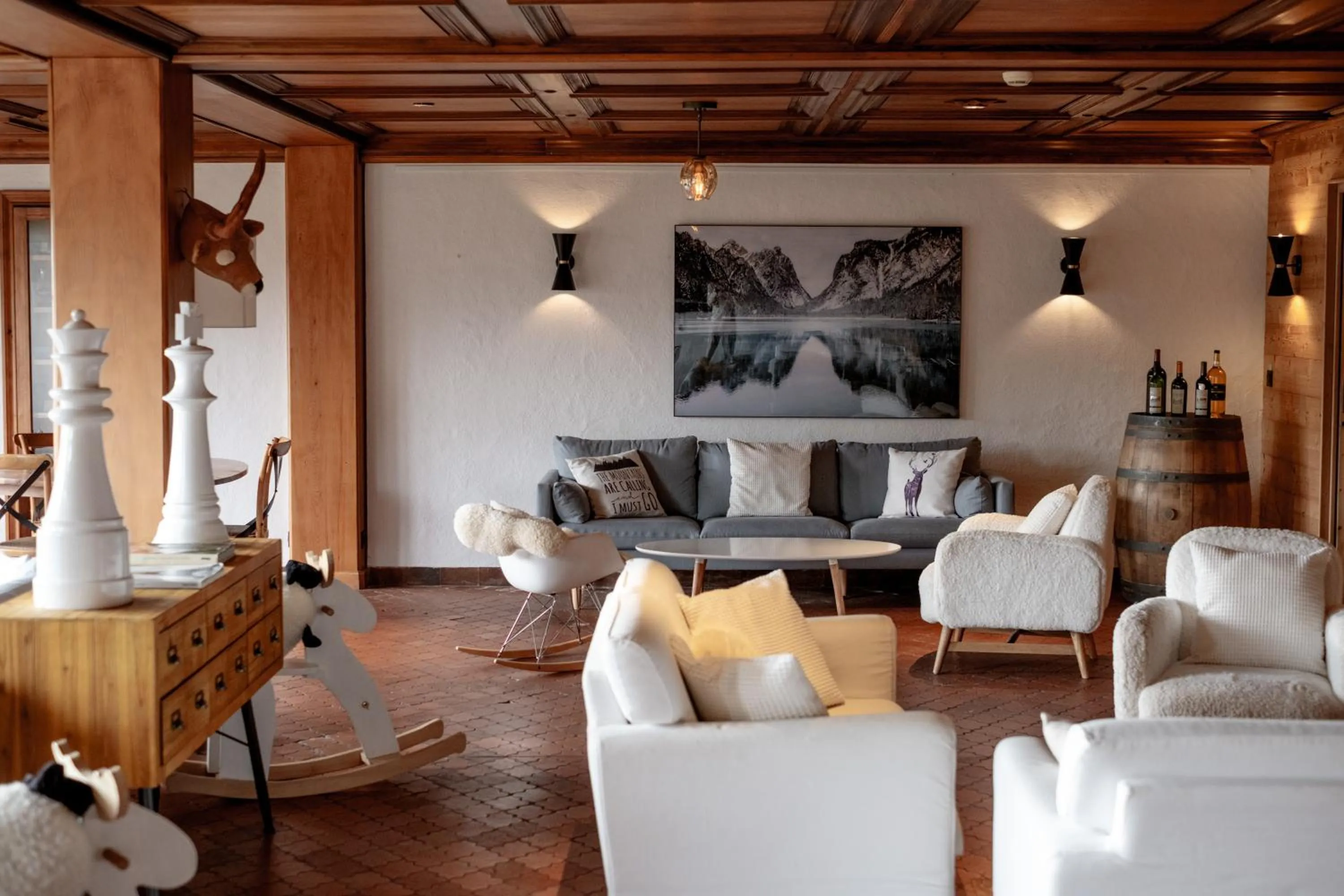 Communal lounge/ TV room in Hôtel Les Roches Fleuries