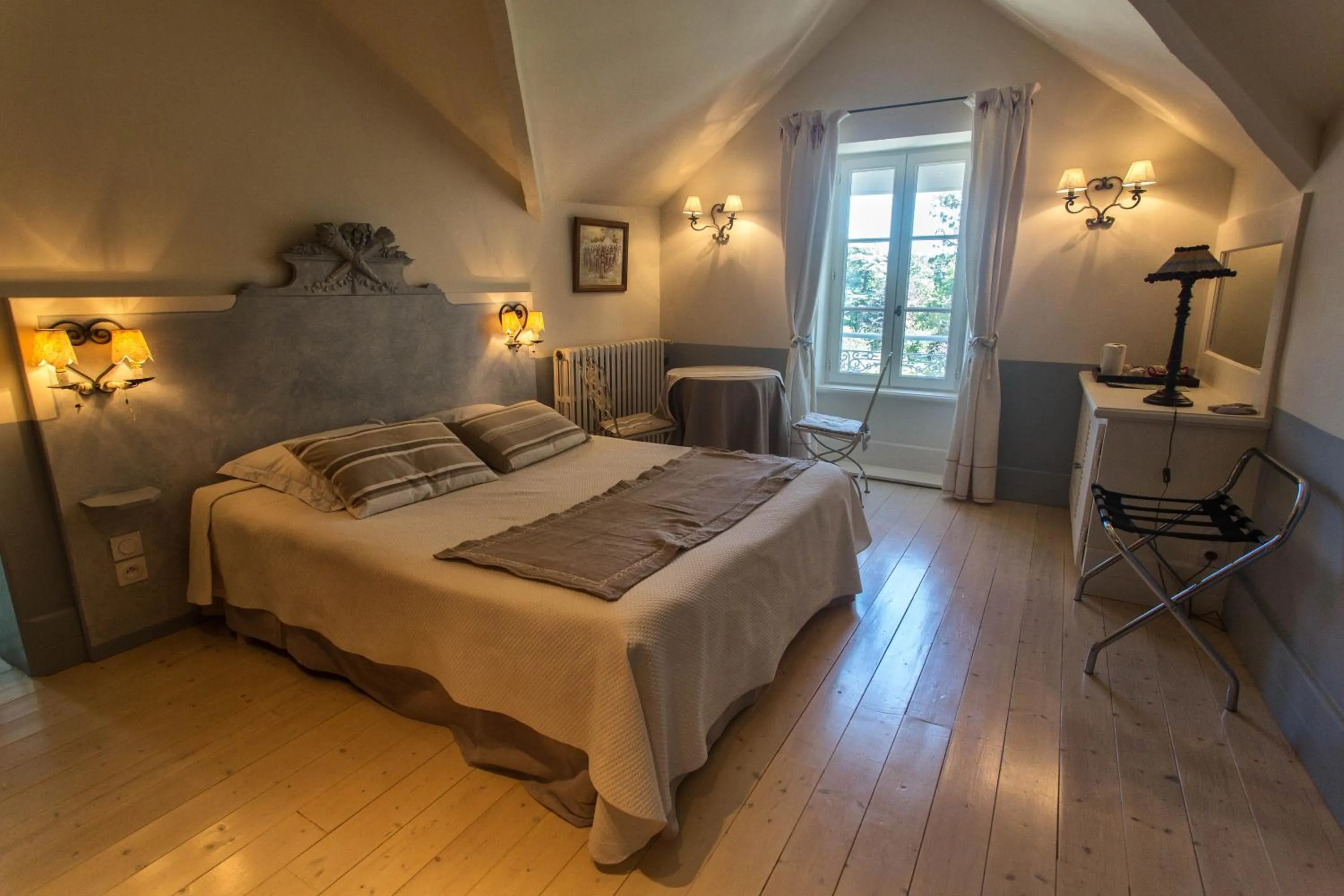 Photo of the whole room, Bed in La Villa des Charmilles
