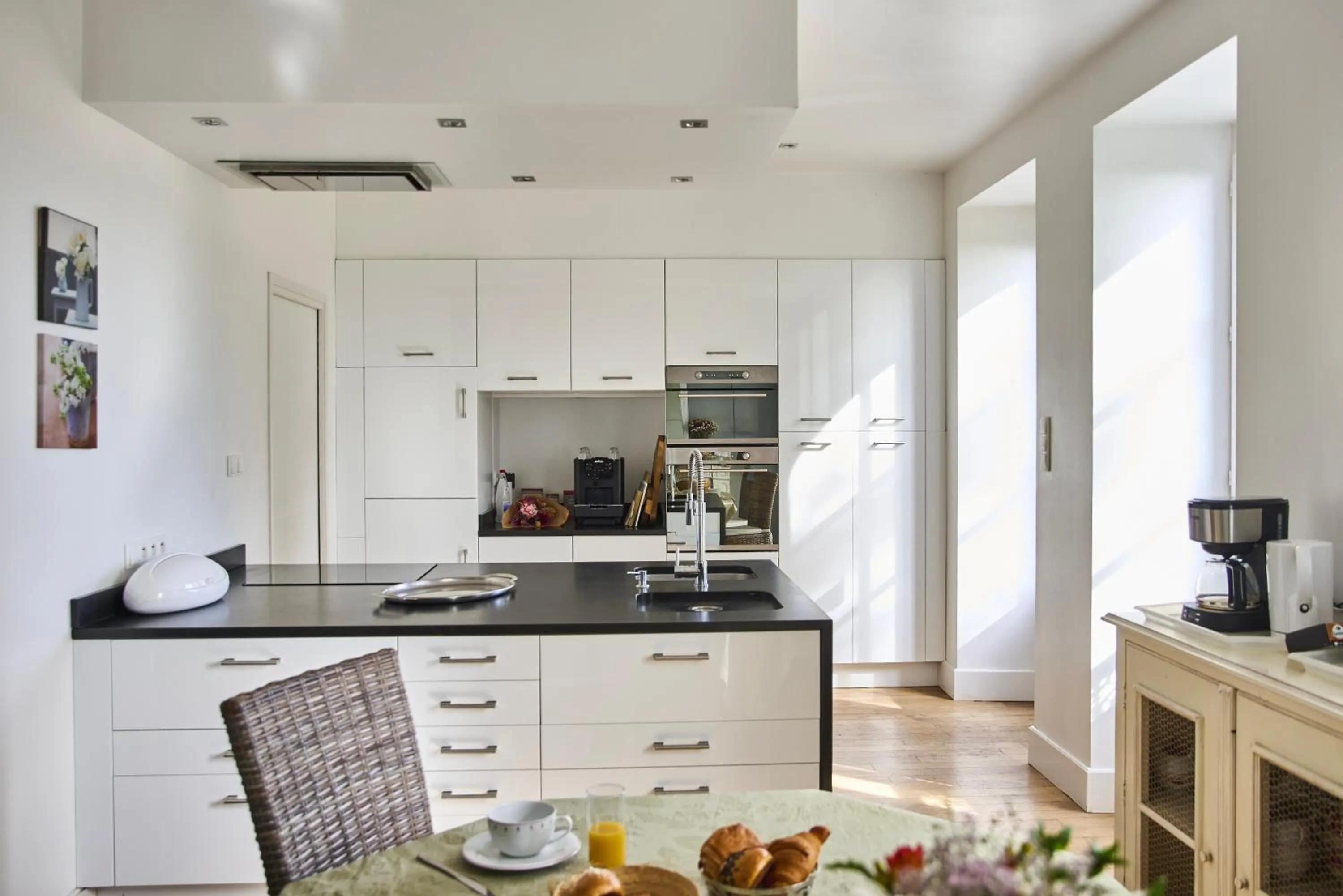 Communal kitchen in La Villa des Charmilles