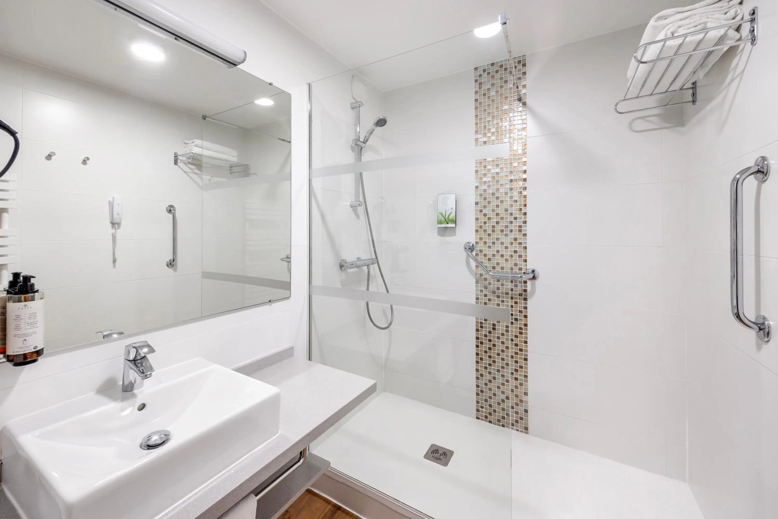 Bathroom in Royal Regency Paris Vincennes