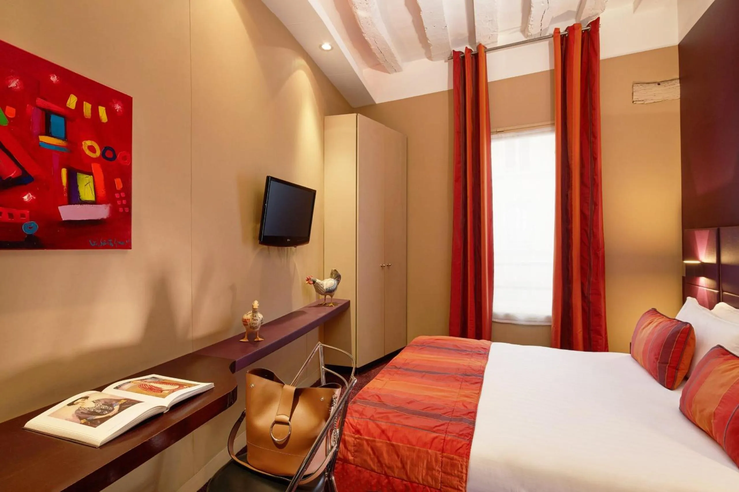 Bed in Hôtel de Notre-Dame