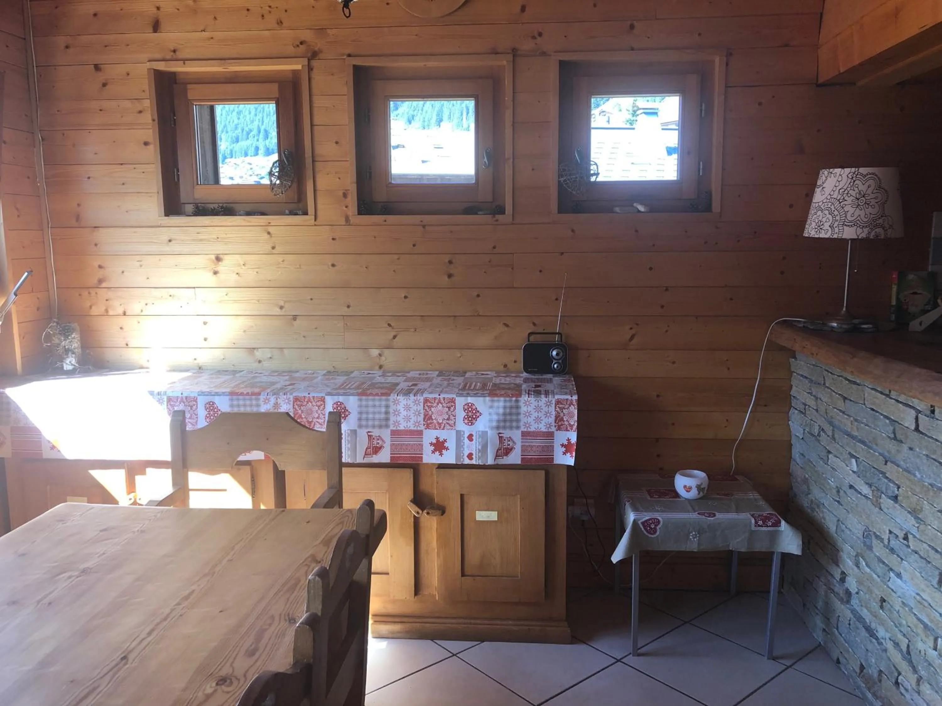 Dining area in Central Hostel Chatel