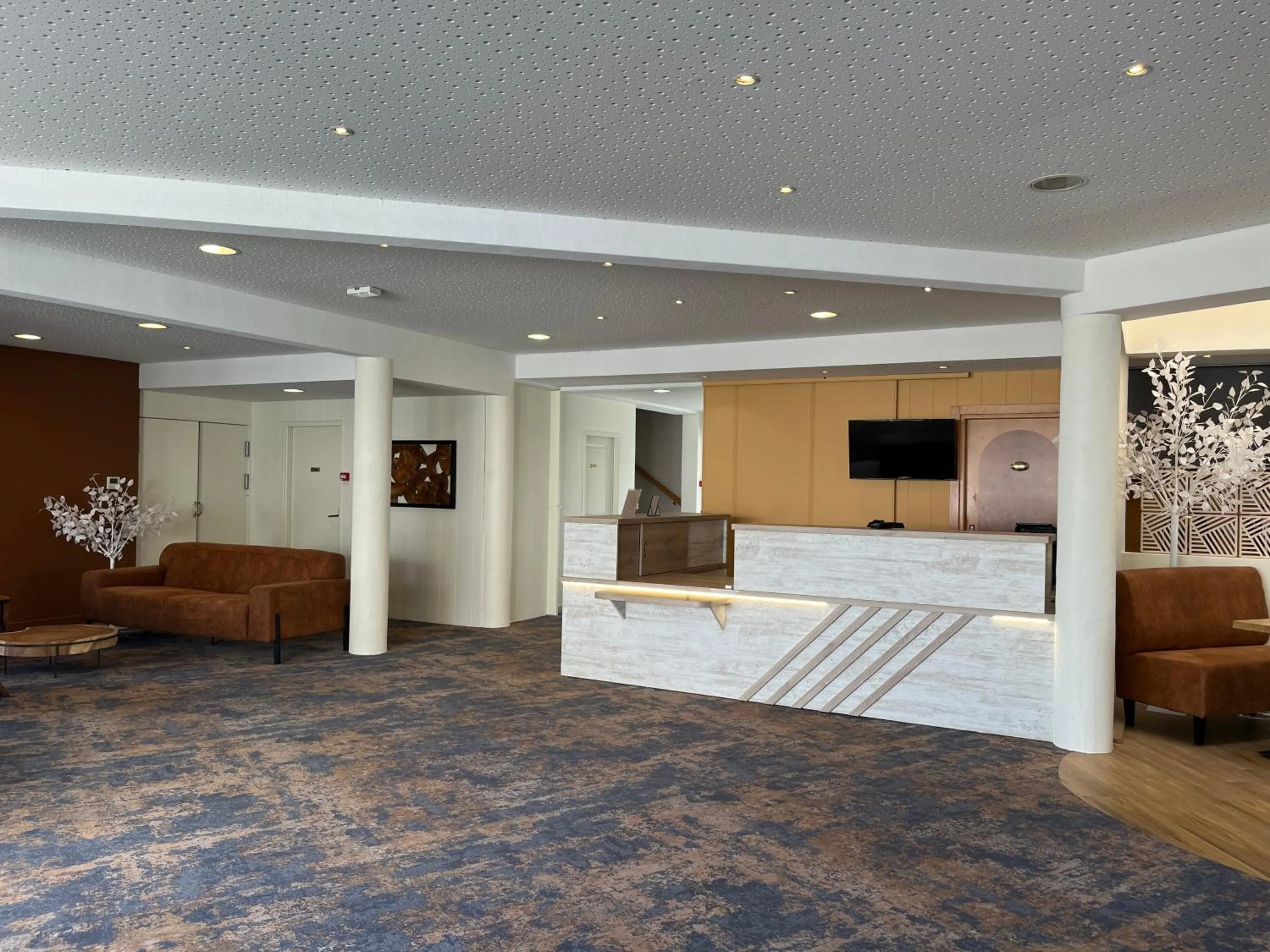 Lobby or reception in Comfort Hotel Saintes