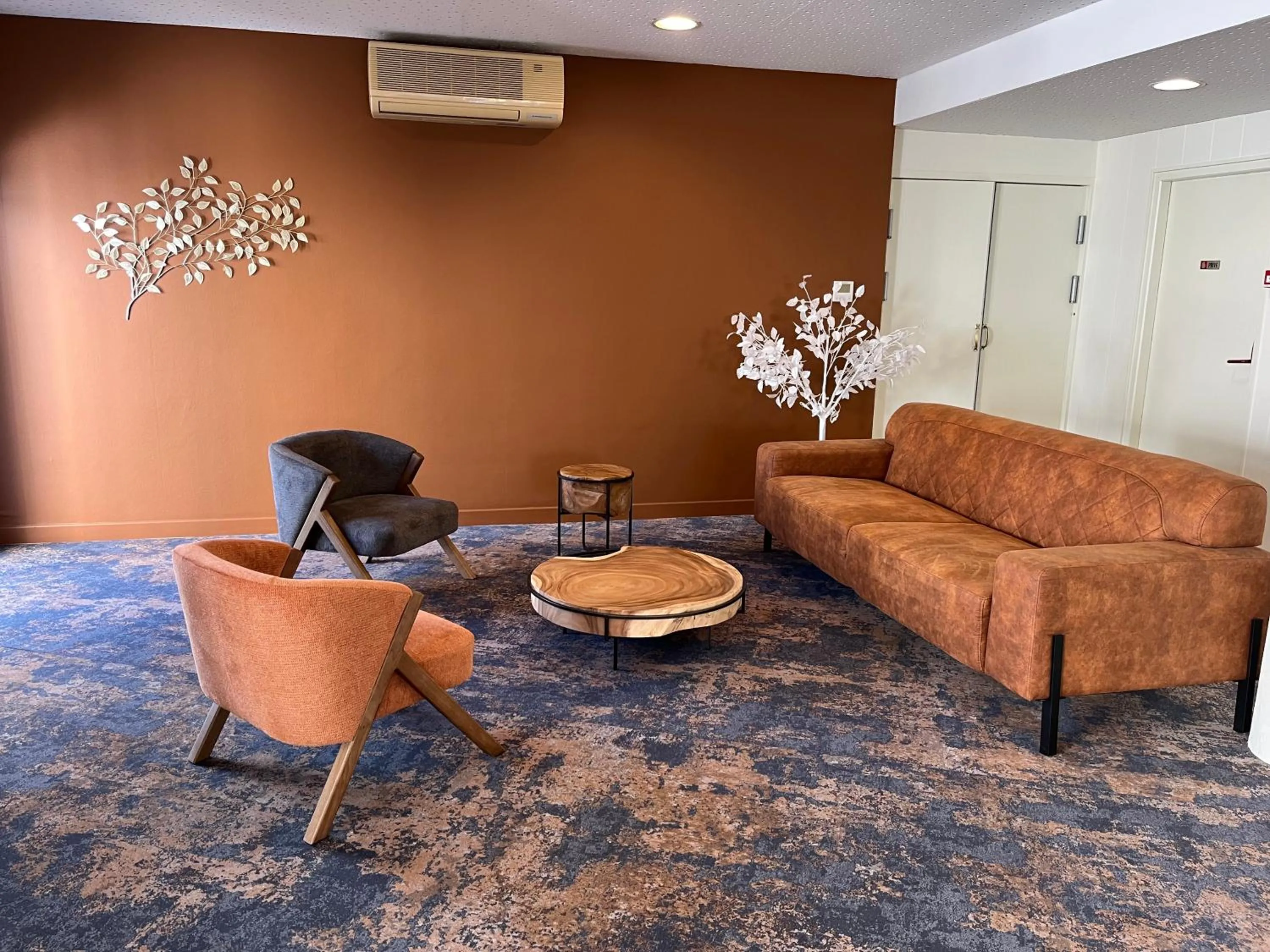 Communal lounge/ TV room in The Originals City, Hôtel des Arènes, Saintes