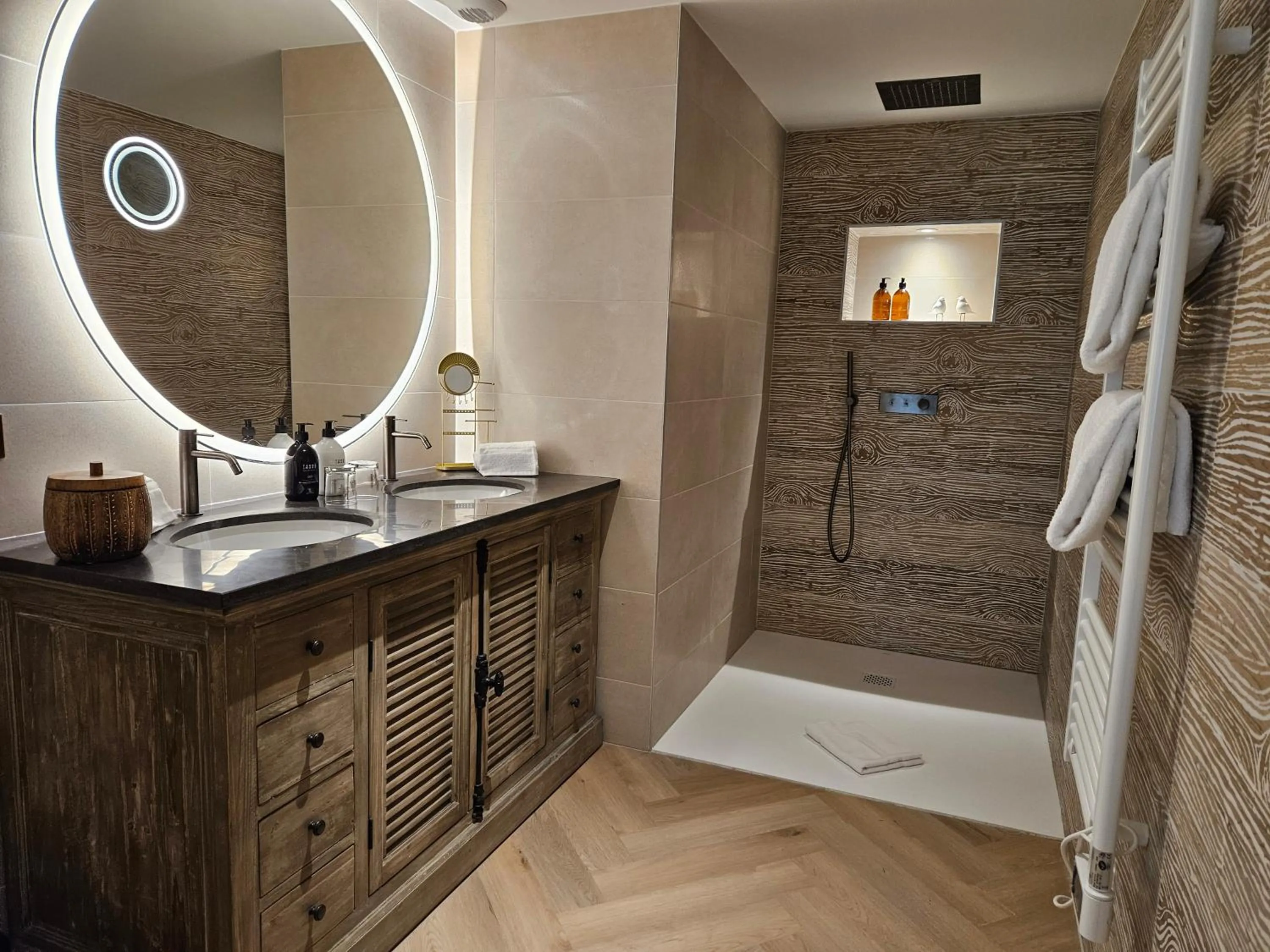 Shower in Le Belvédère Hotel et Bien être