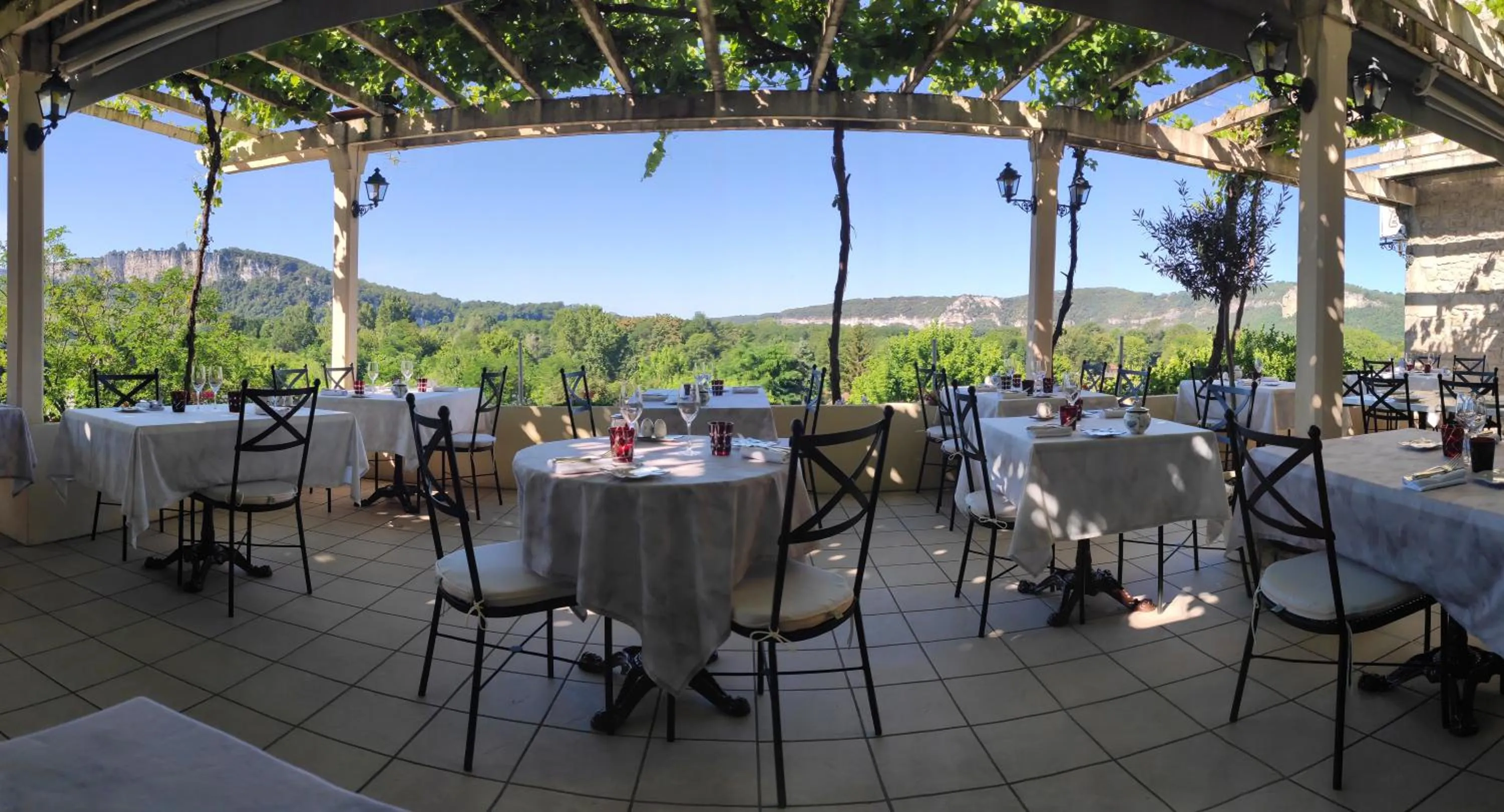 Patio in Château Hôtel La Terrasse - Teritoria