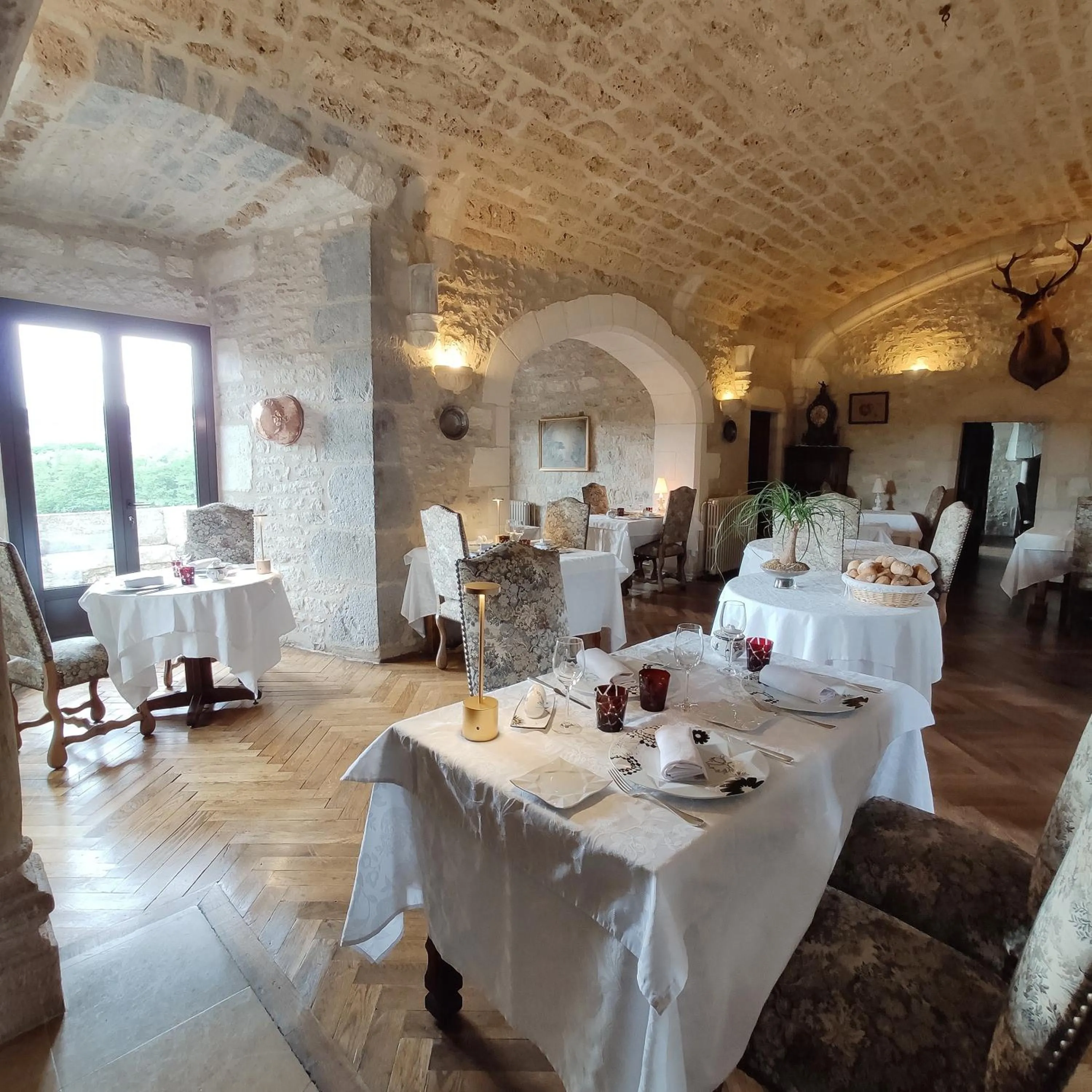 Restaurant/places to eat in Château Hôtel La Terrasse - Teritoria