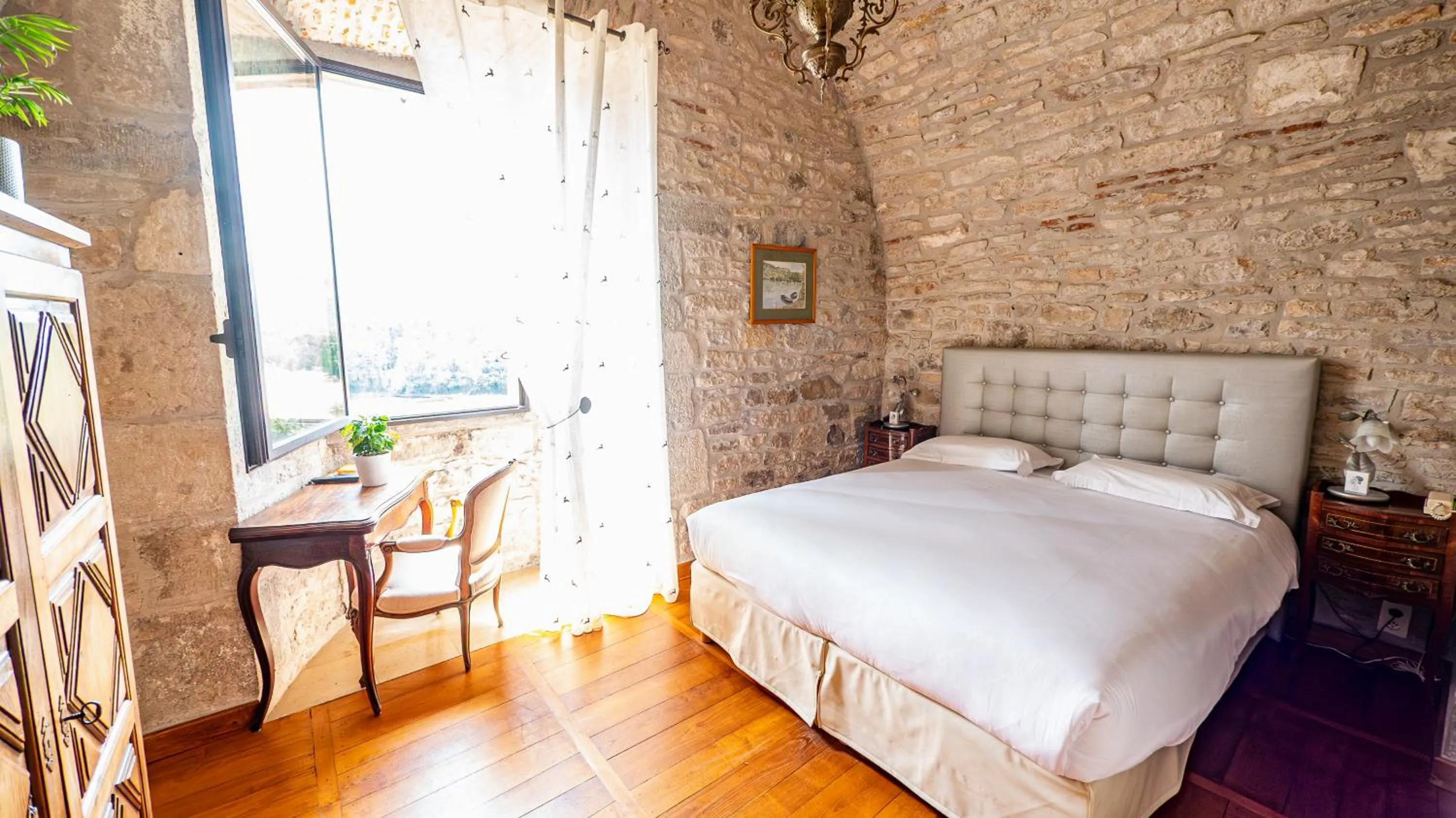 Photo of the whole room, Bed in Château Hôtel La Terrasse - Teritoria