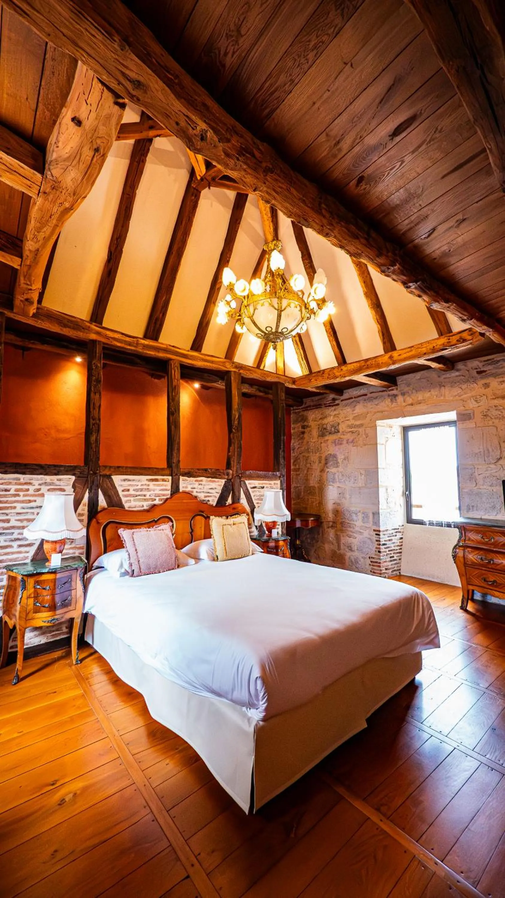 Photo of the whole room, Bed in Château Hôtel La Terrasse - Teritoria