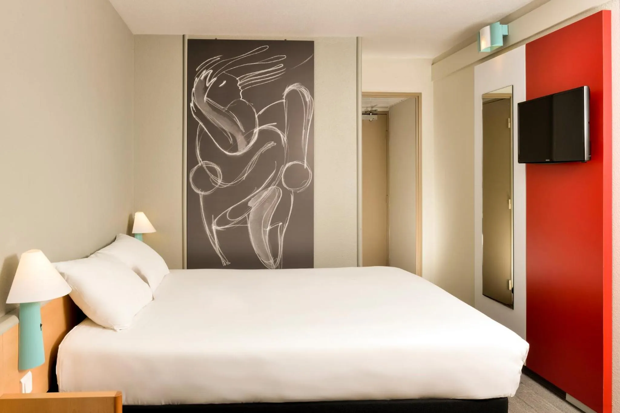 Bed in ibis Nemours