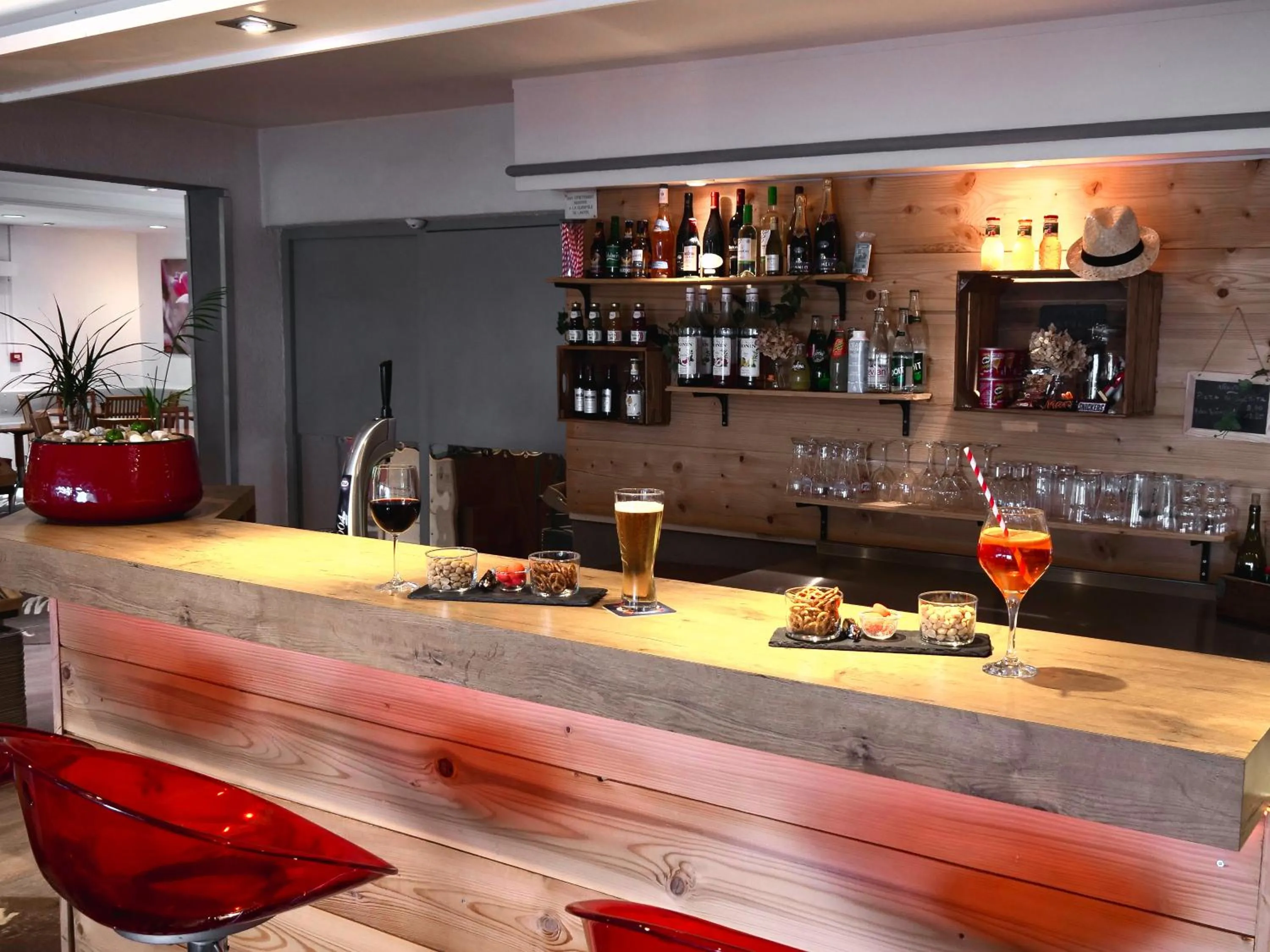 Lounge or bar in ibis Nemours