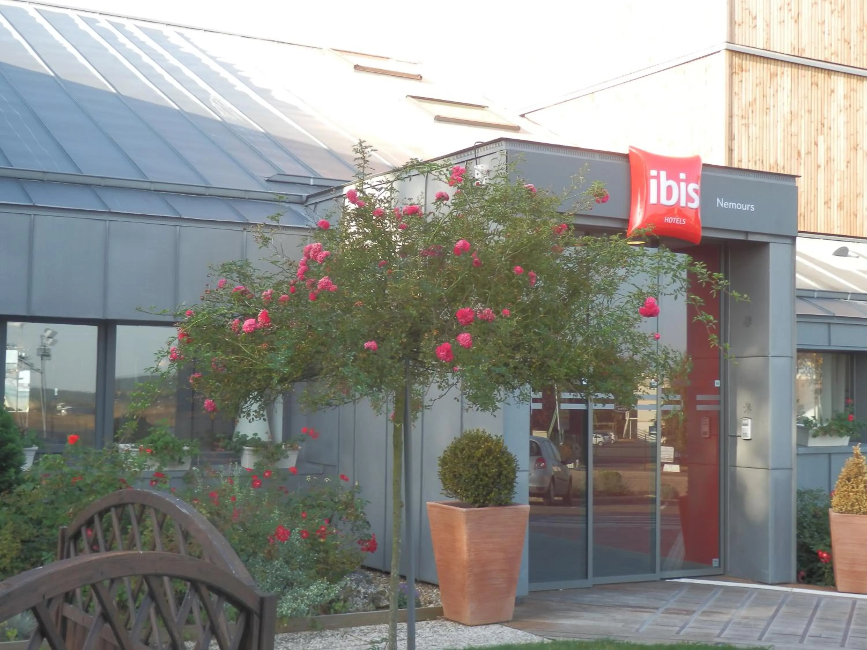 Facade/entrance in ibis Nemours
