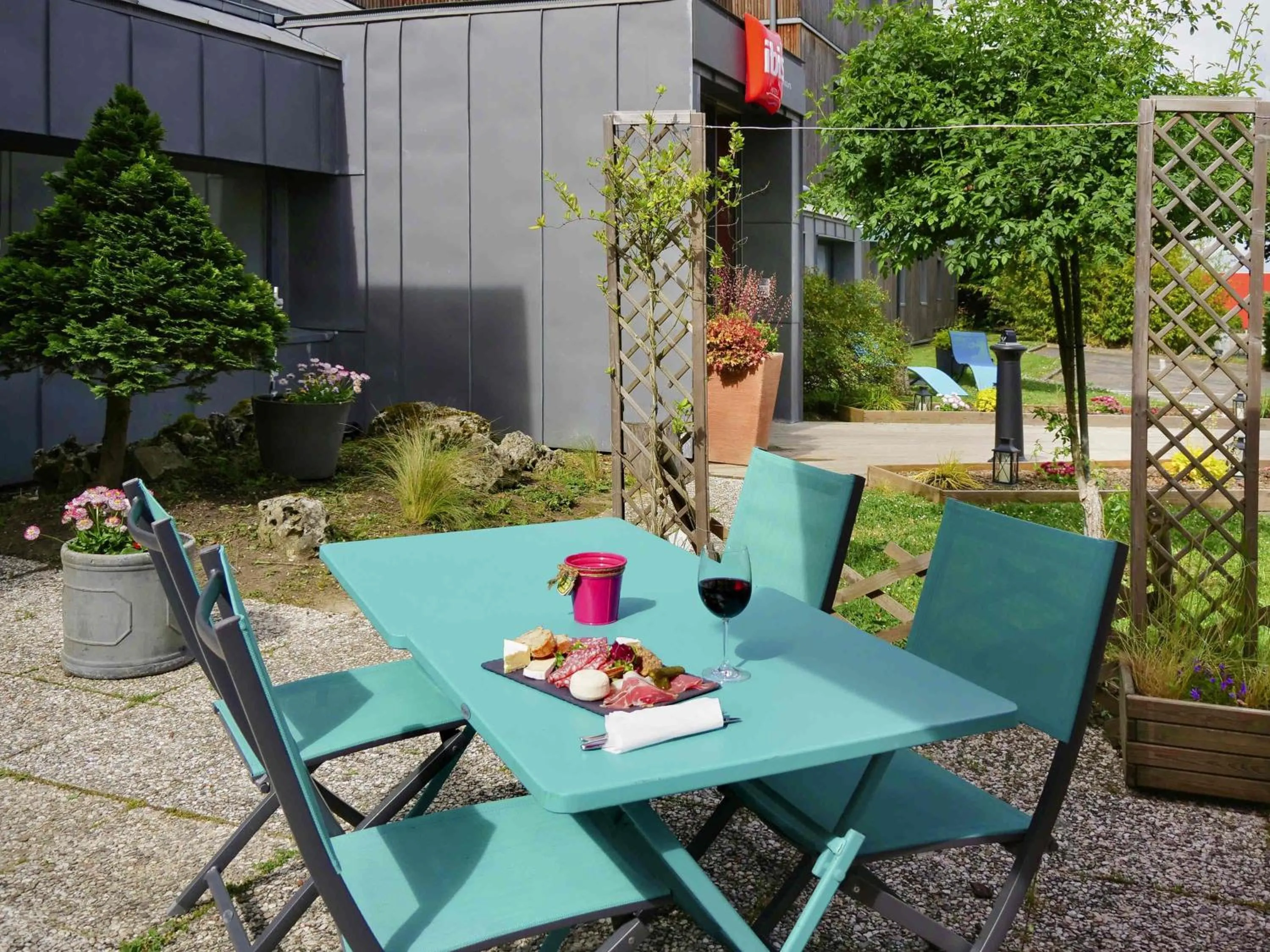 Other in ibis Nemours