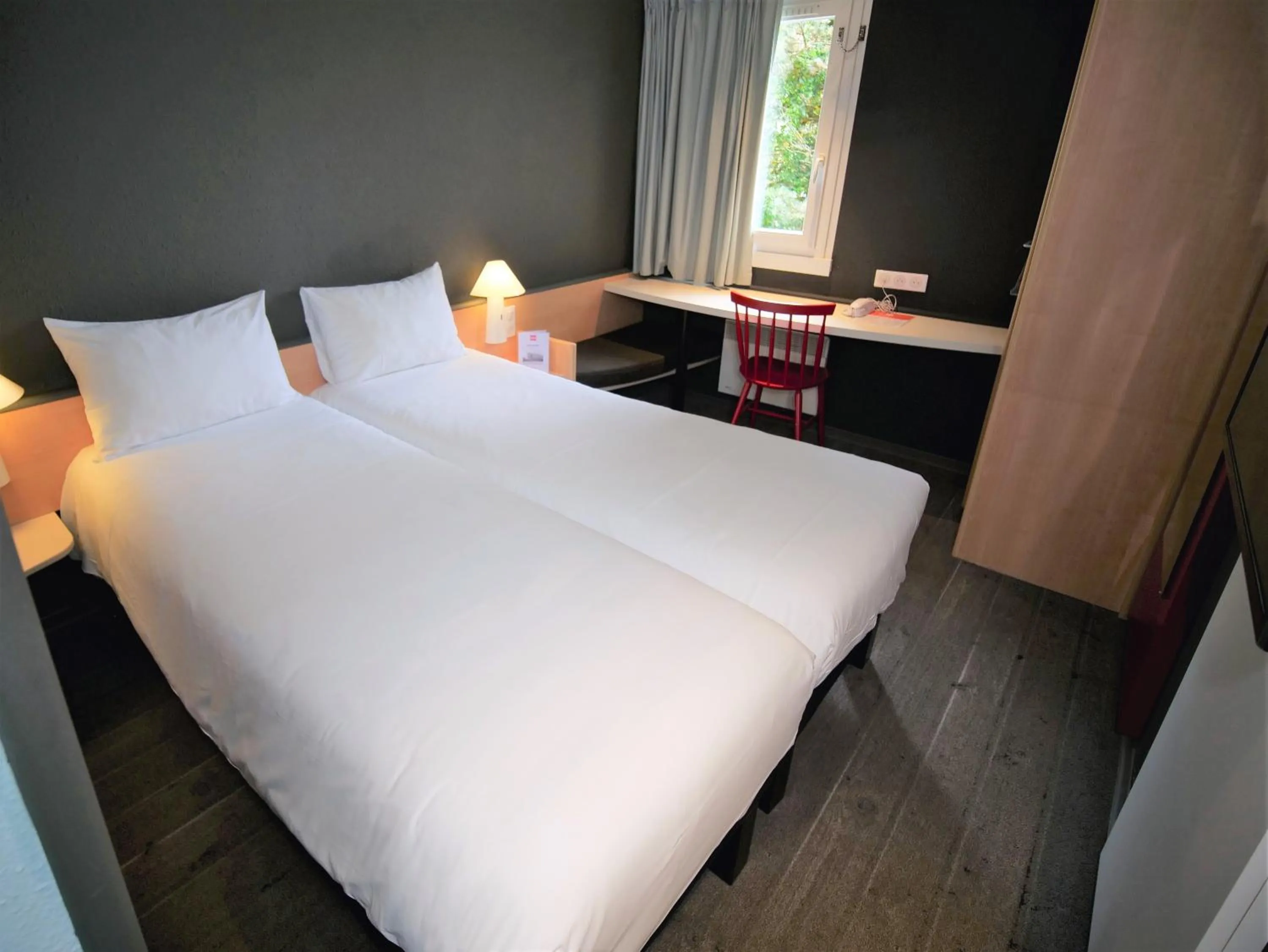 Bedroom, Bed in ibis Nemours