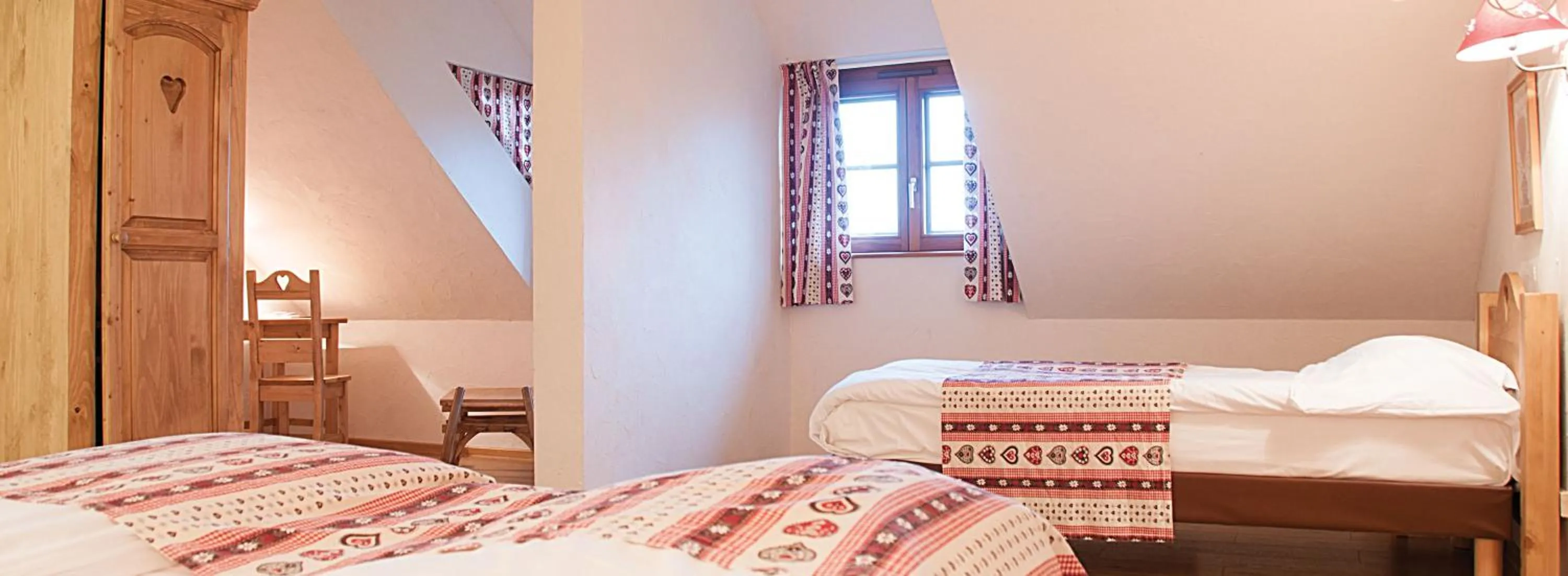 Bed in The Originals Boutique, Hôtel La Ferme du Pape, Eguisheim