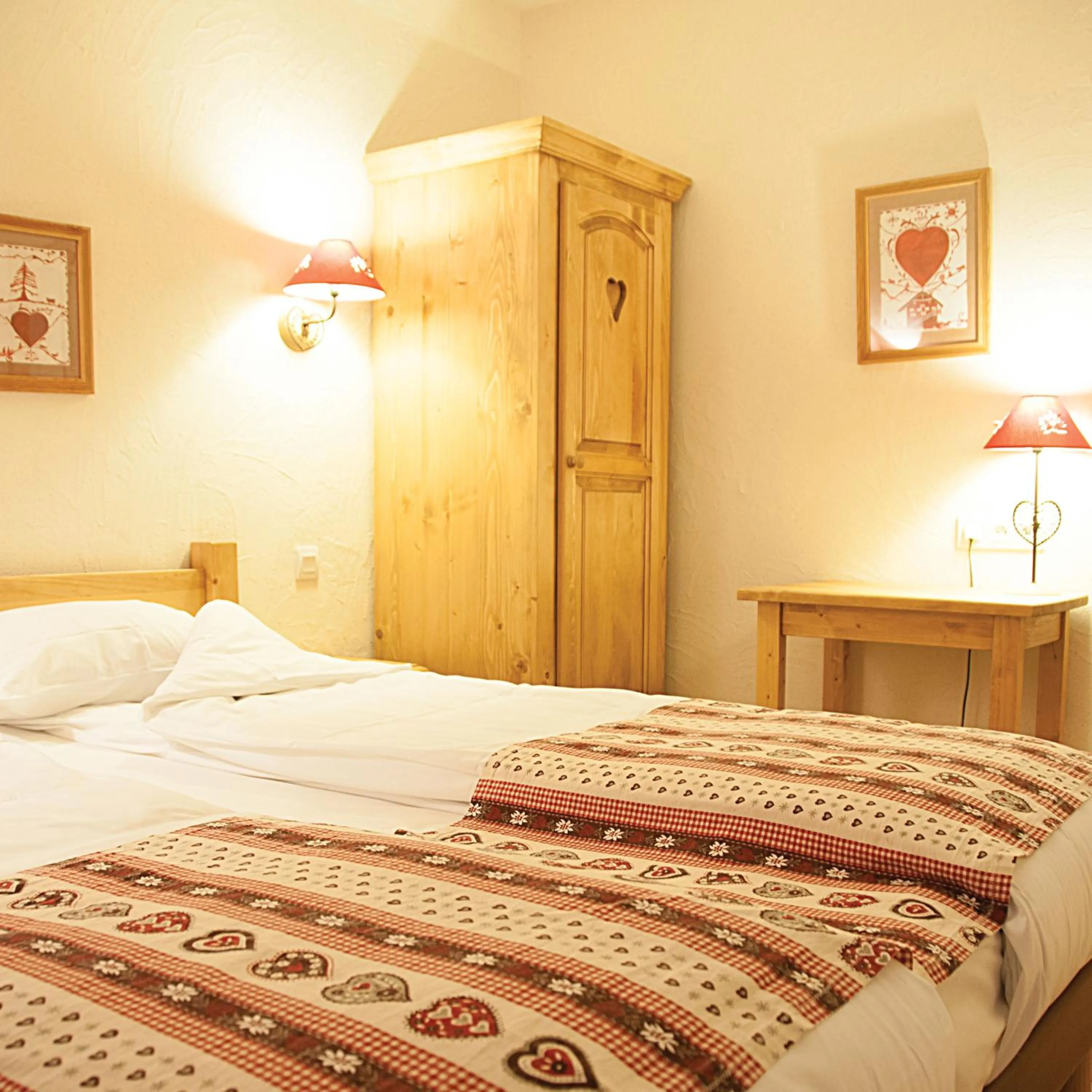 Bed in The Originals Boutique, Hôtel La Ferme du Pape, Eguisheim