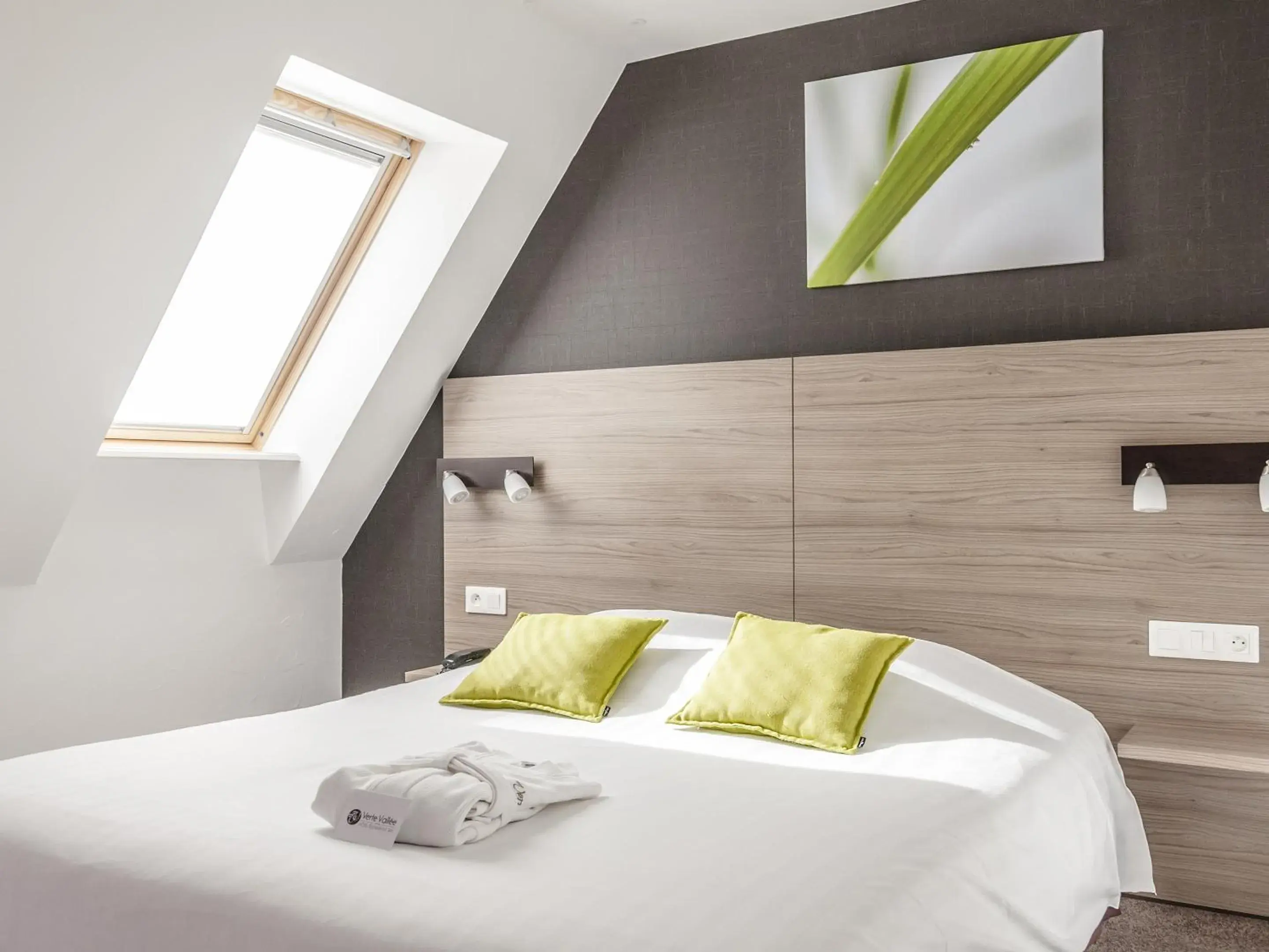 Standard Queen Room in Hotel Restaurant & Spa Verte Vallée Standard Queen Room in Hotel Restaurant & Spa Verte Vallée