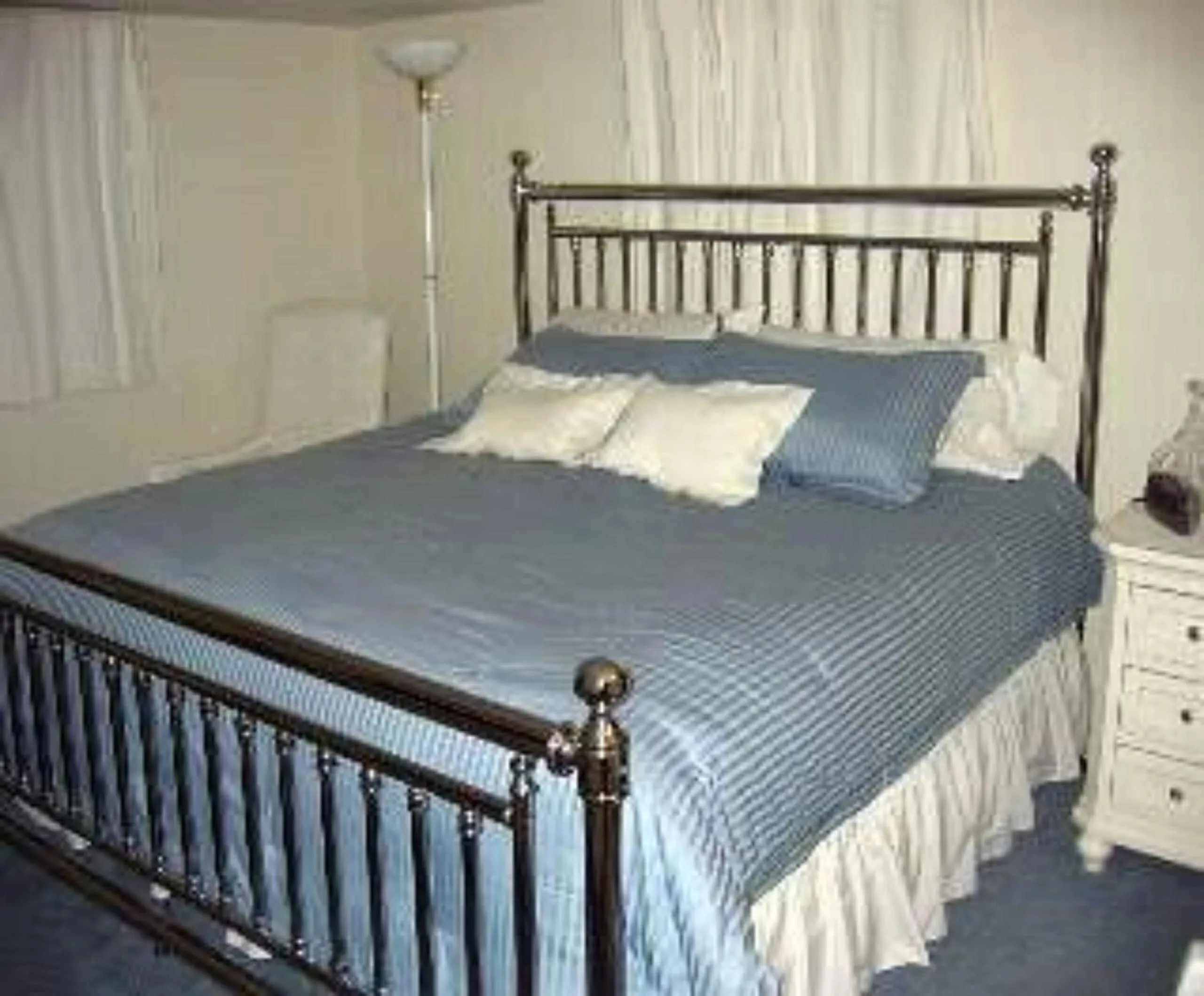 Bedroom, Bed in Pine Tree Inn