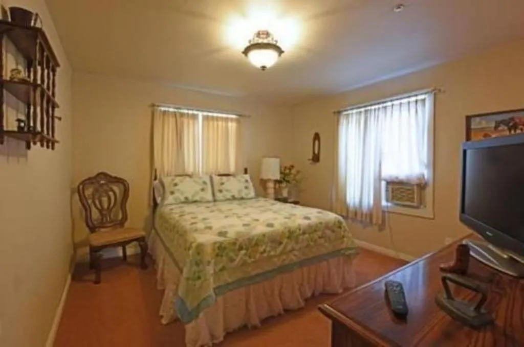 Bedroom, Bed in Pine Tree Inn