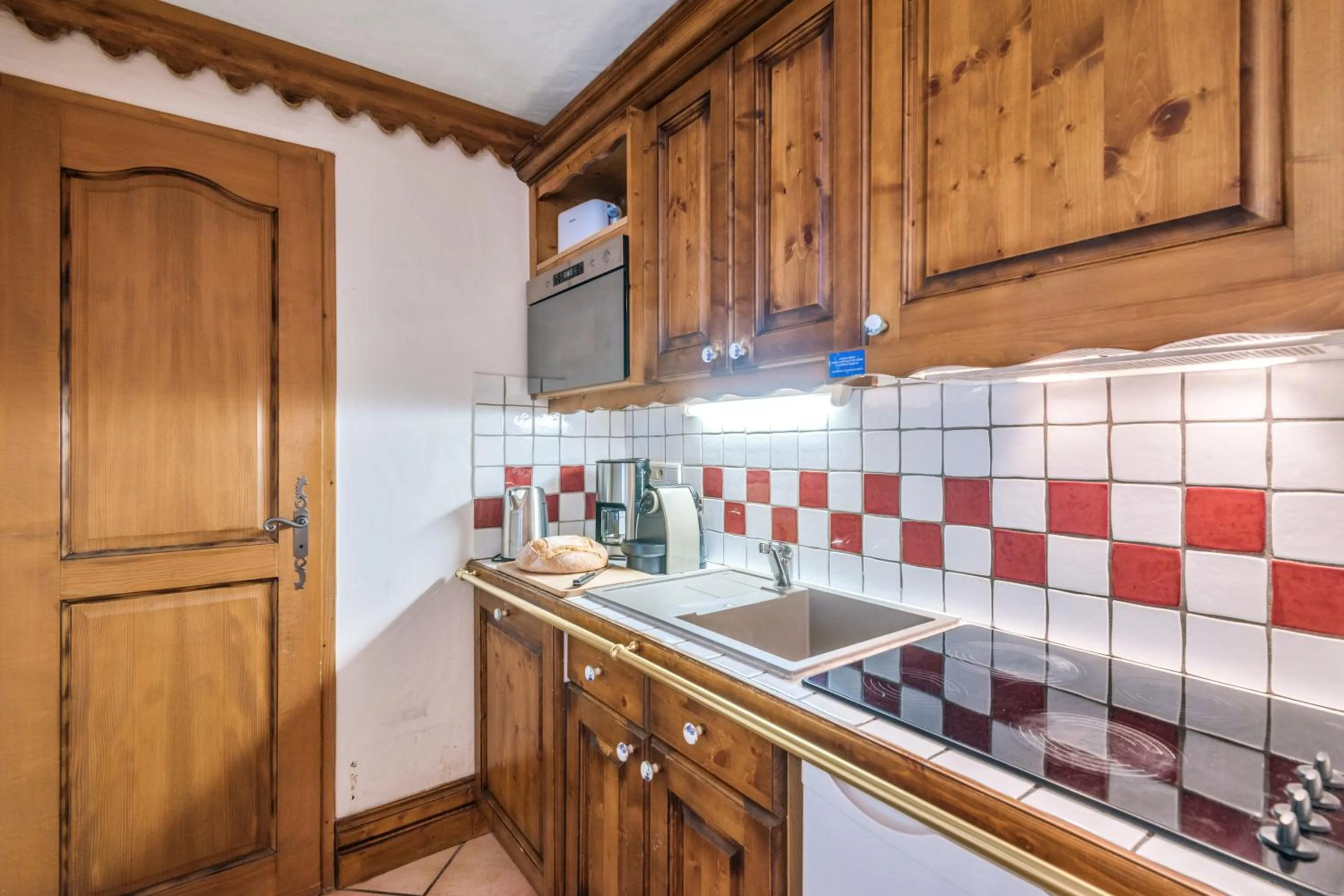 Kitchen or kitchenette in Résidence Pierre & Vacances Premium La Ginabelle