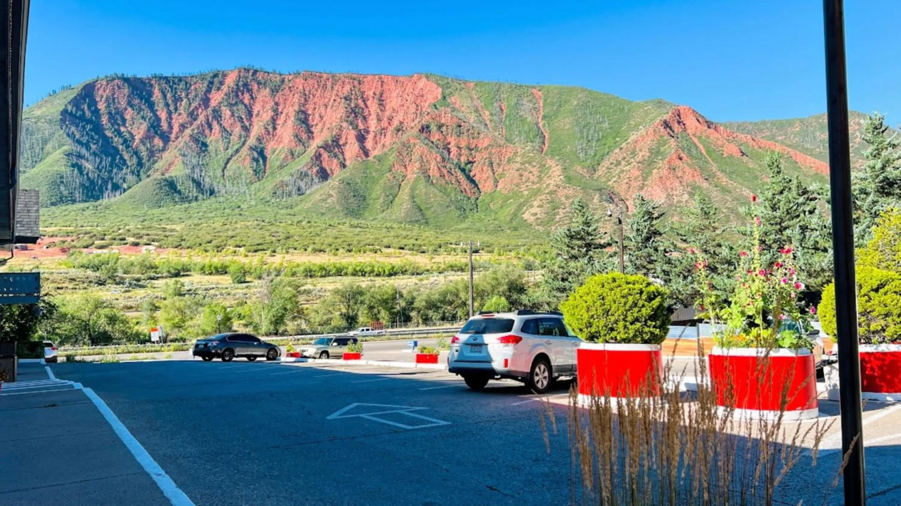 Mountain view in Adventure Inn - Glenwood Springs