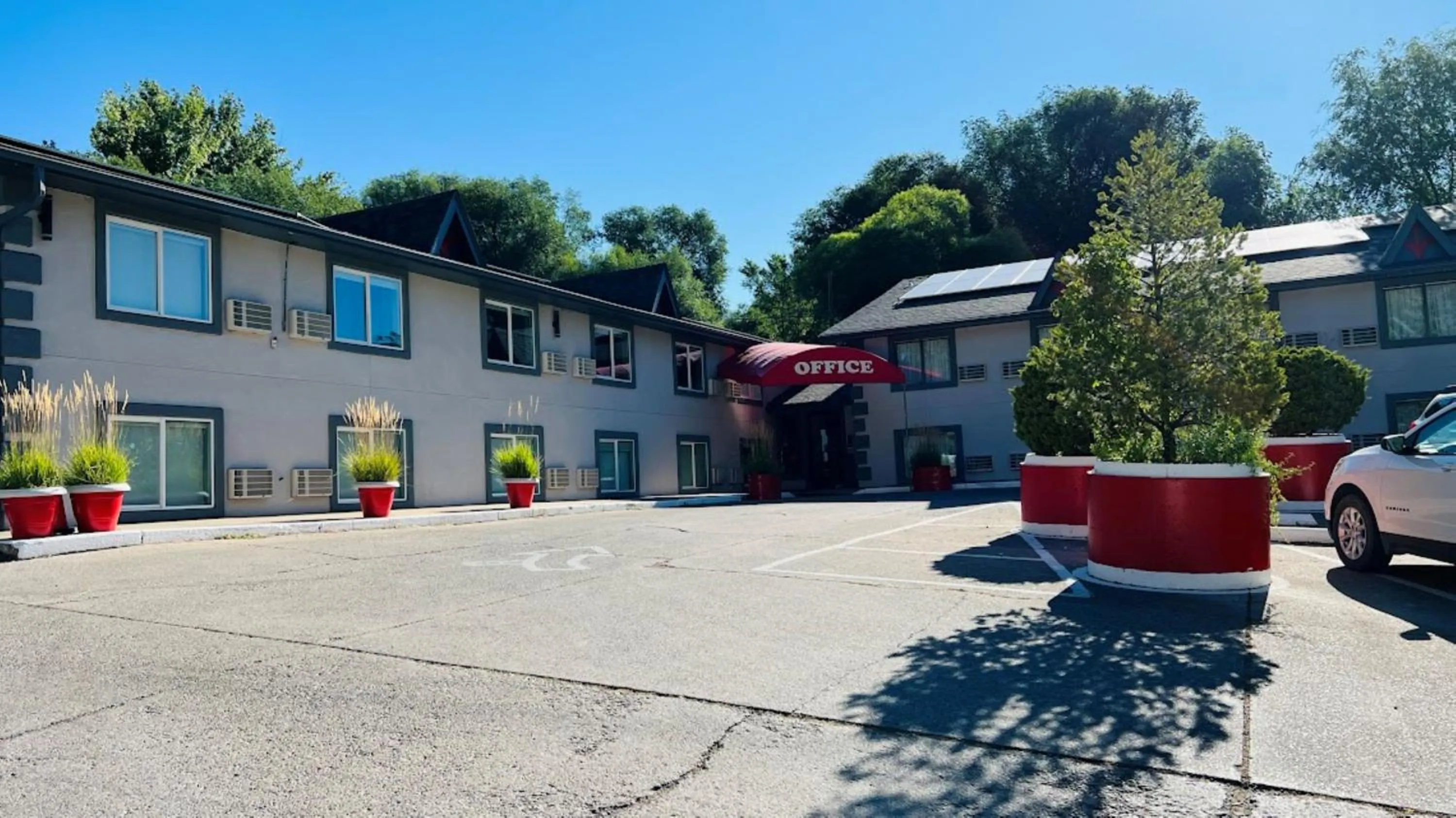 Facade/entrance in Adventure Inn - Glenwood Springs