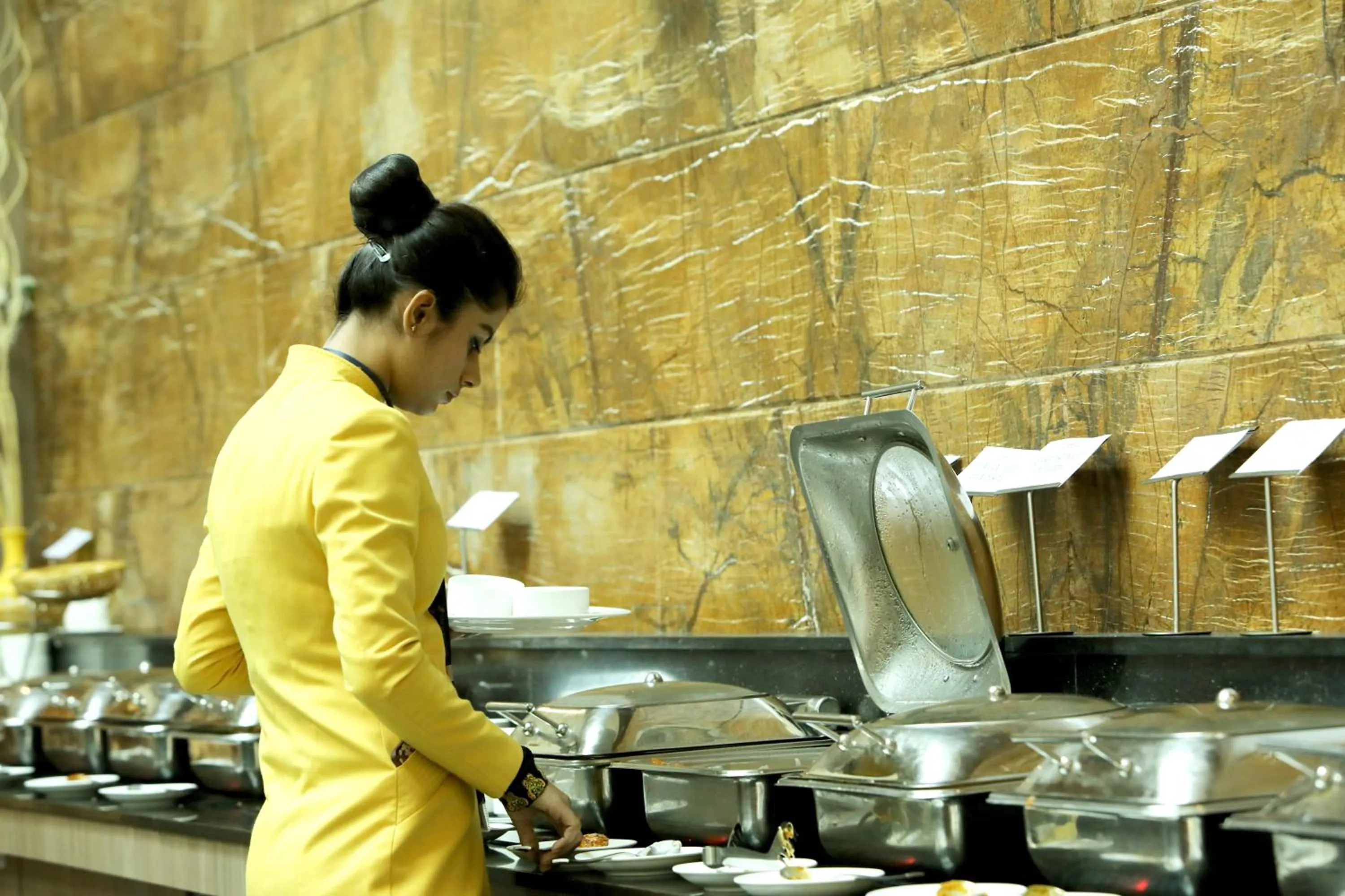 Restaurant/places to eat in Rg Royal Hotel