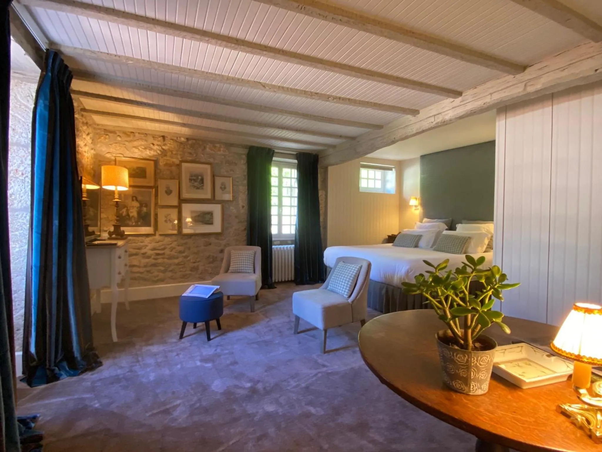 Photo of the whole room, Bed in Le Moulin du Roc