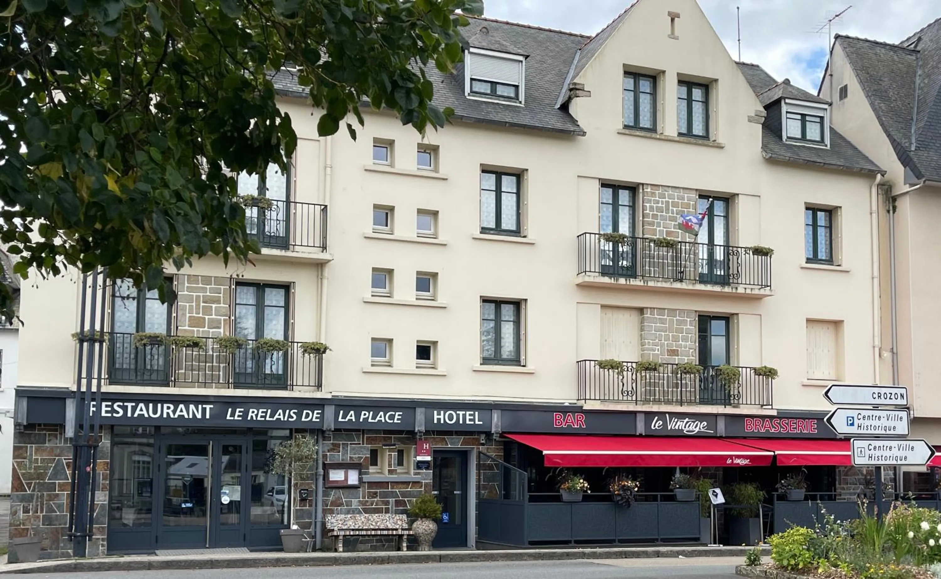 Property building in Le Relais De La Place