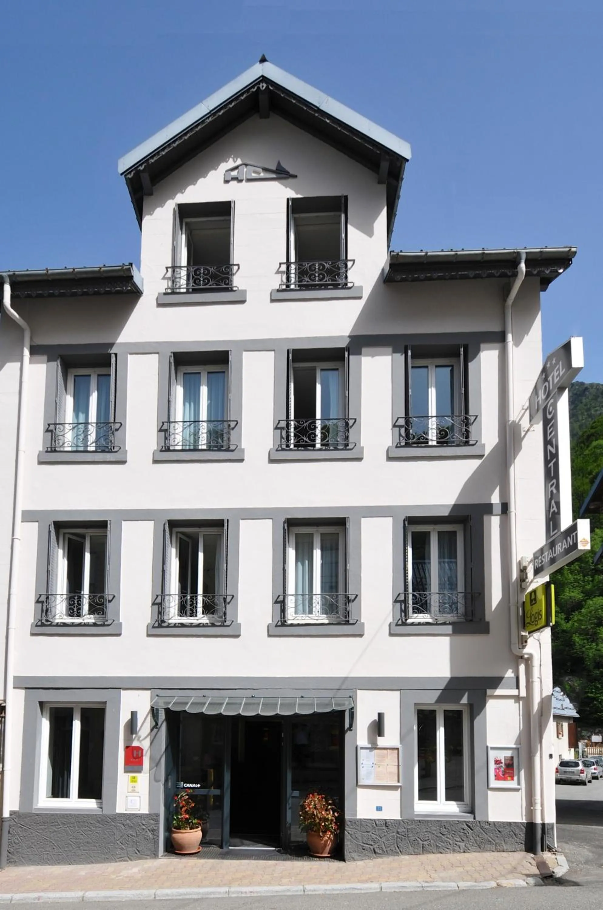 Facade/entrance in Logis Hôtel Le Central